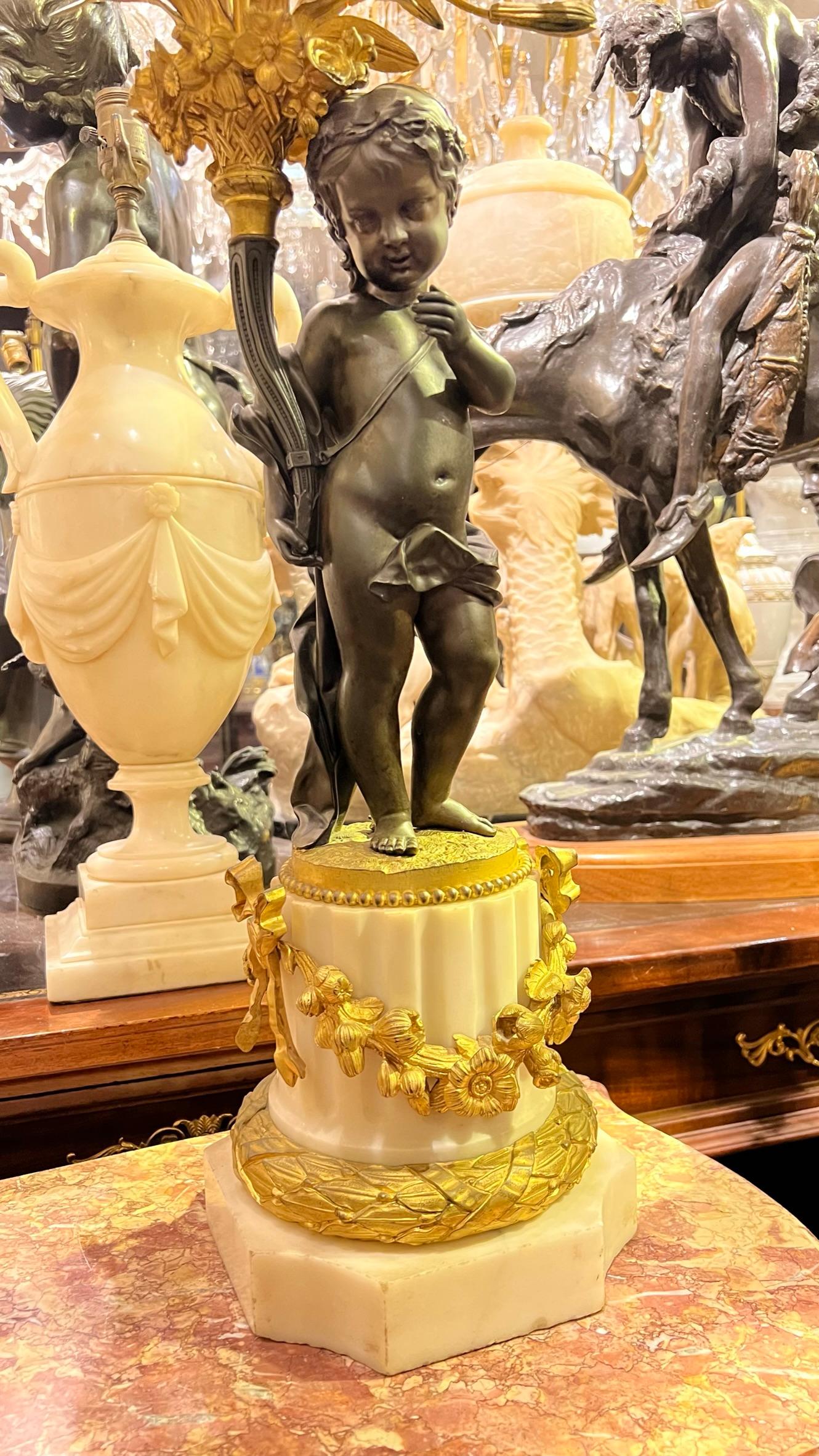 Bronze Paire de candélabres figuratifs Louis XVI du 19ème siècle en bronze patiné et doré et marbre en vente