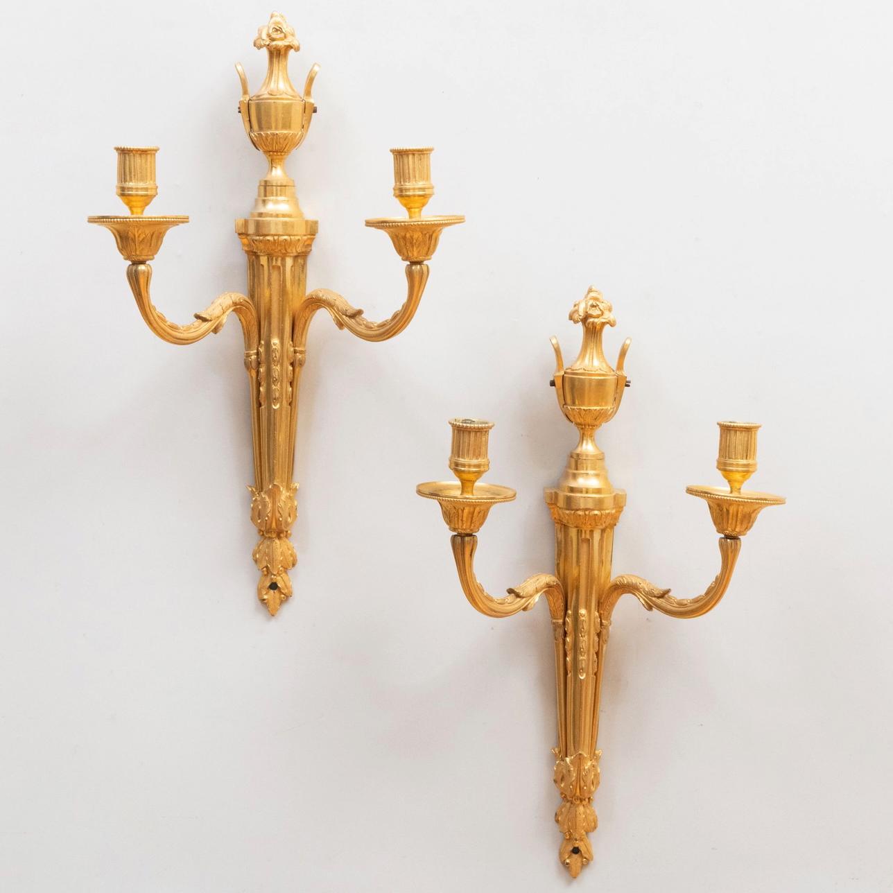 Pareja de apliques de dos luces de bronce dorado, estilo Luis XVI, de gran calidad.  Fantástica calidad y artesanía con una fundición muy nítida.   No están electrificadas y serían un complemento maravilloso para cualquier habitación, tanto con