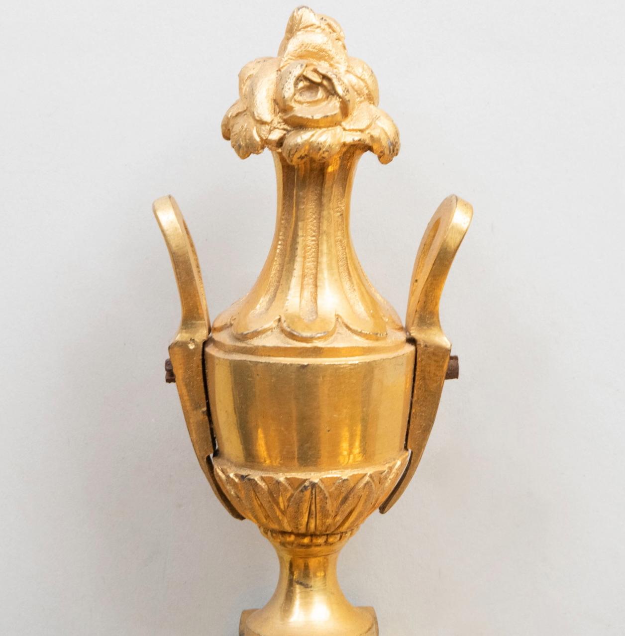 Pareja de apliques de bronce dorado estilo Luis XVI del siglo XIX Dorado en venta
