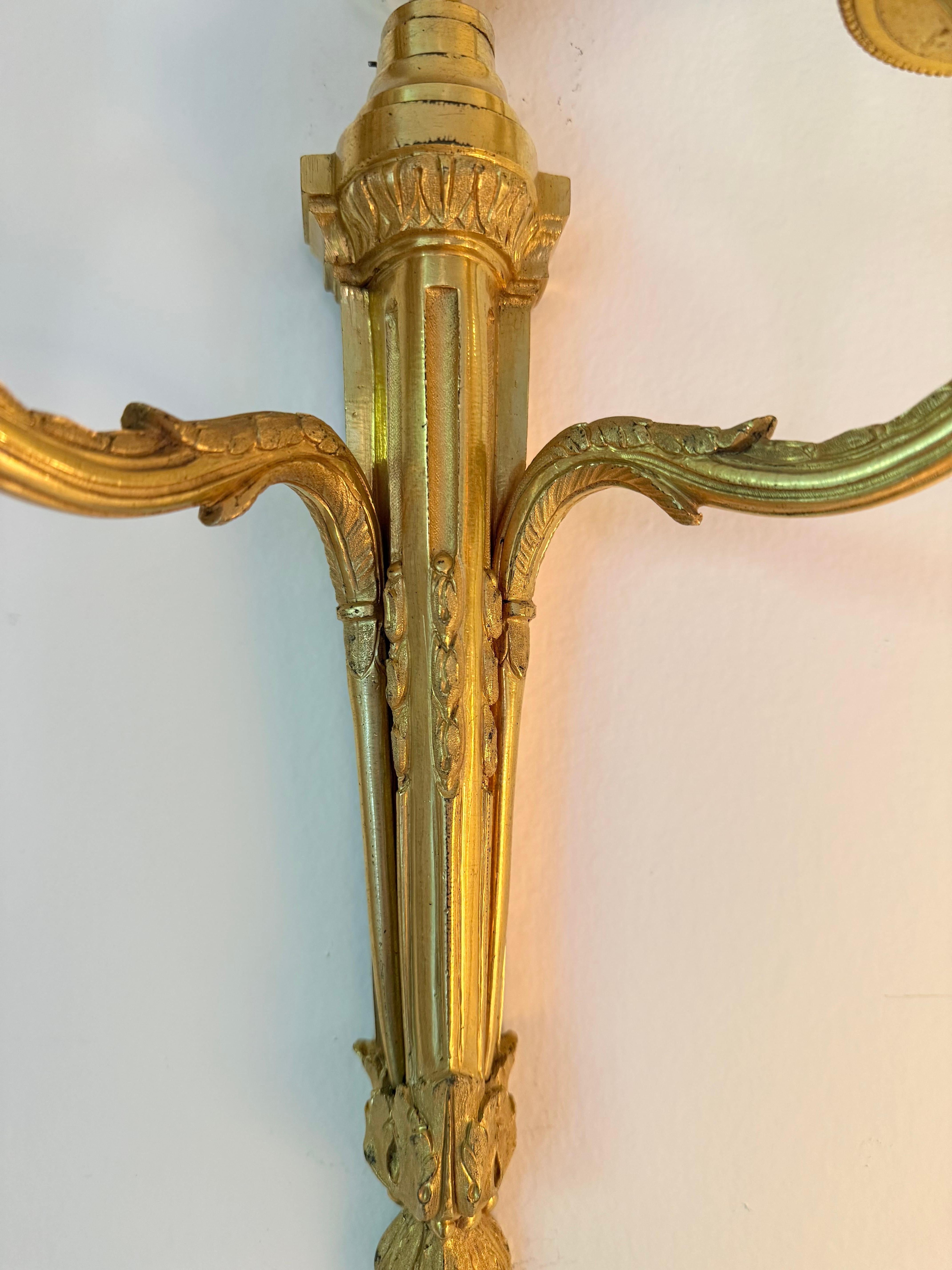 Pareja de apliques de bronce dorado estilo Luis XVI del siglo XIX en venta 3
