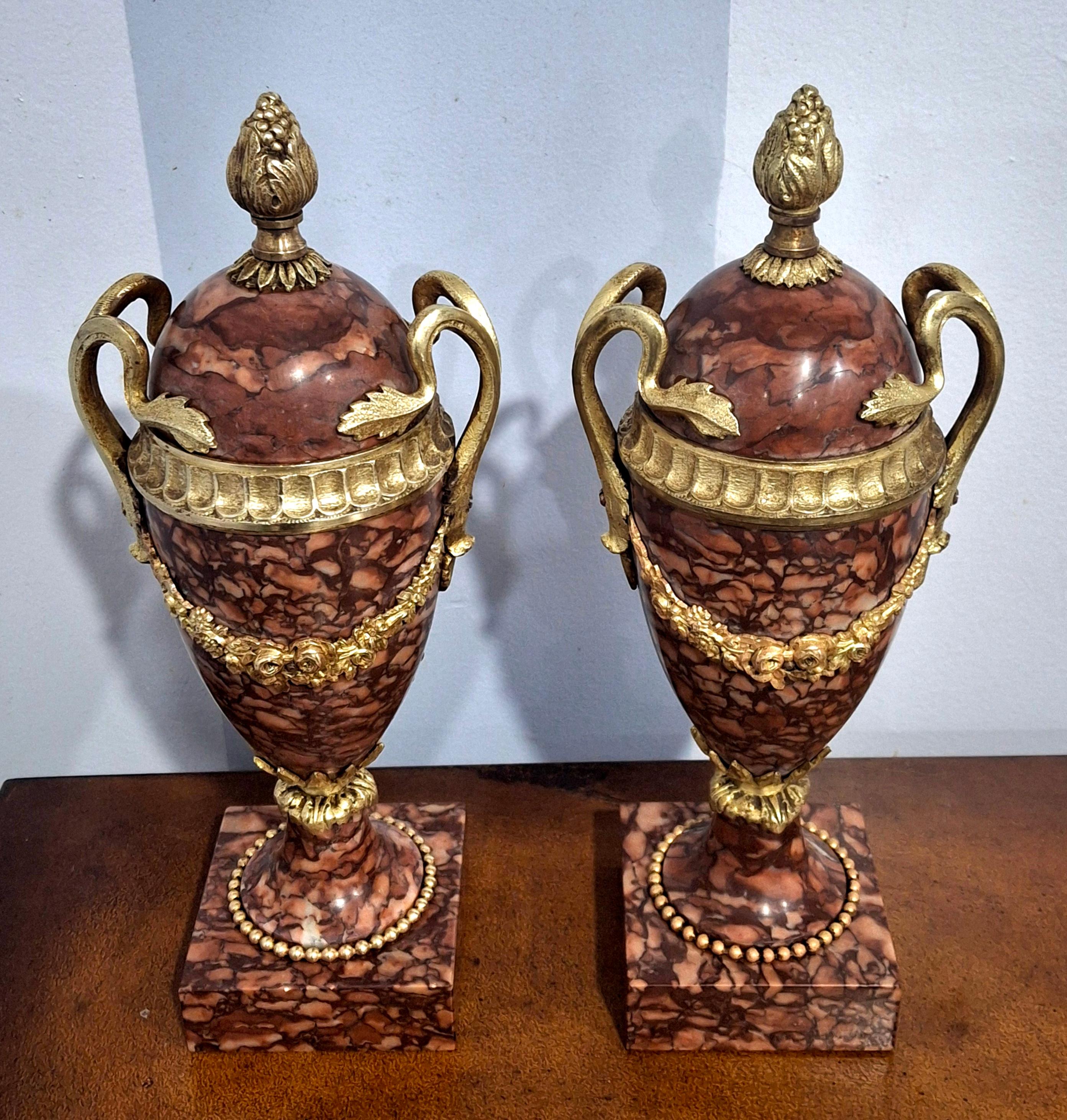 Altro Coppia di cassette in marmo Royal Rouge e bronzo in stile Luigi XVI del XIX secolo in vendita