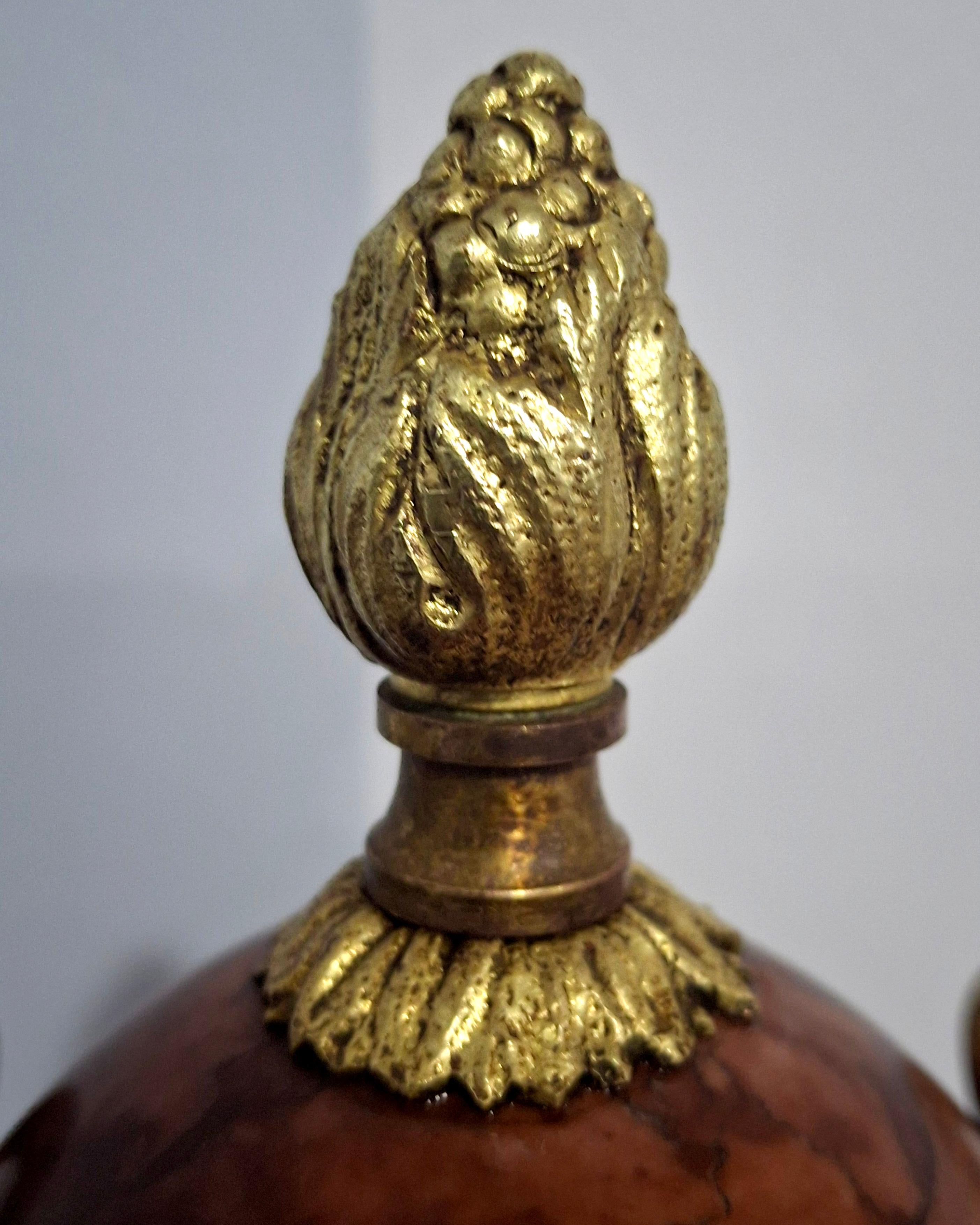 Marmo Coppia di cassette in marmo Royal Rouge e bronzo in stile Luigi XVI del XIX secolo in vendita