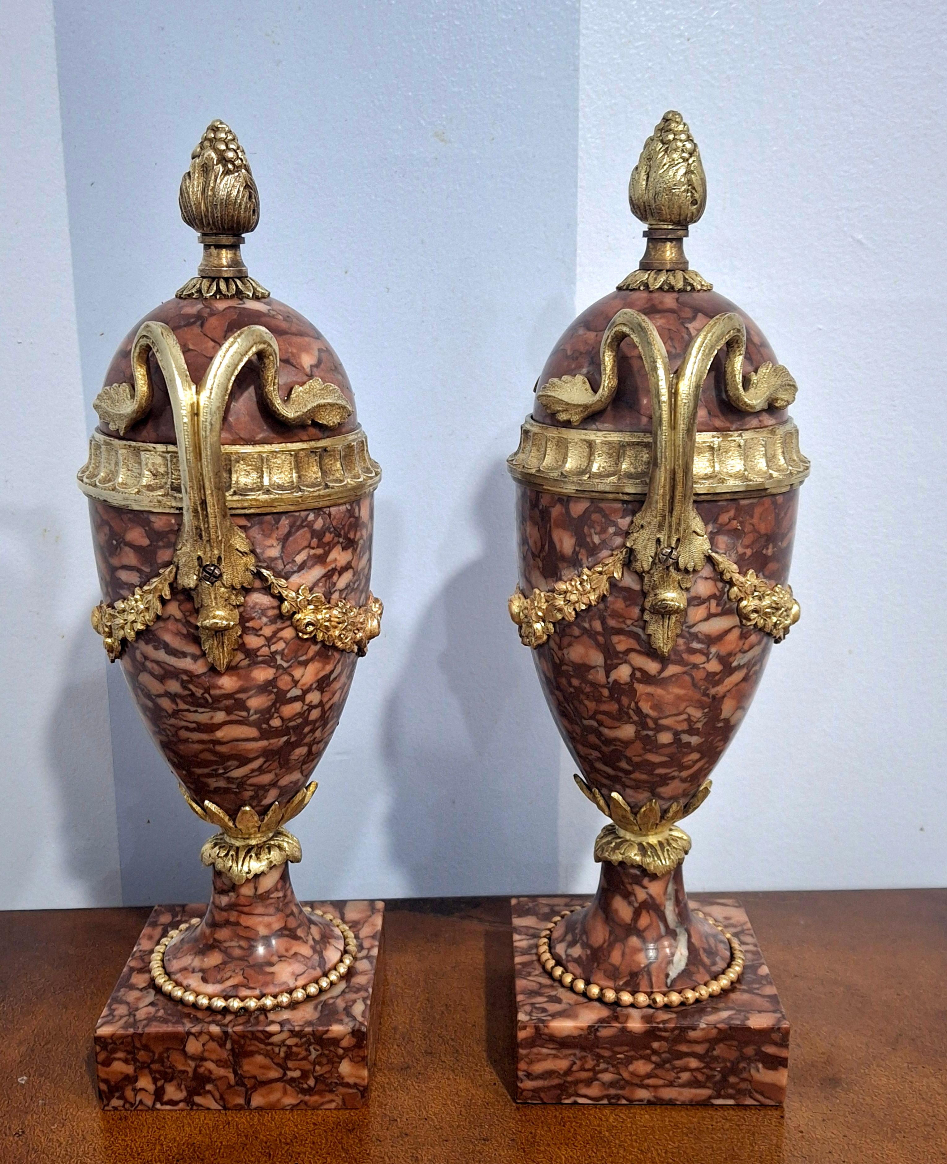 Coppia di cassette in marmo Royal Rouge e bronzo in stile Luigi XVI del XIX secolo in vendita 2