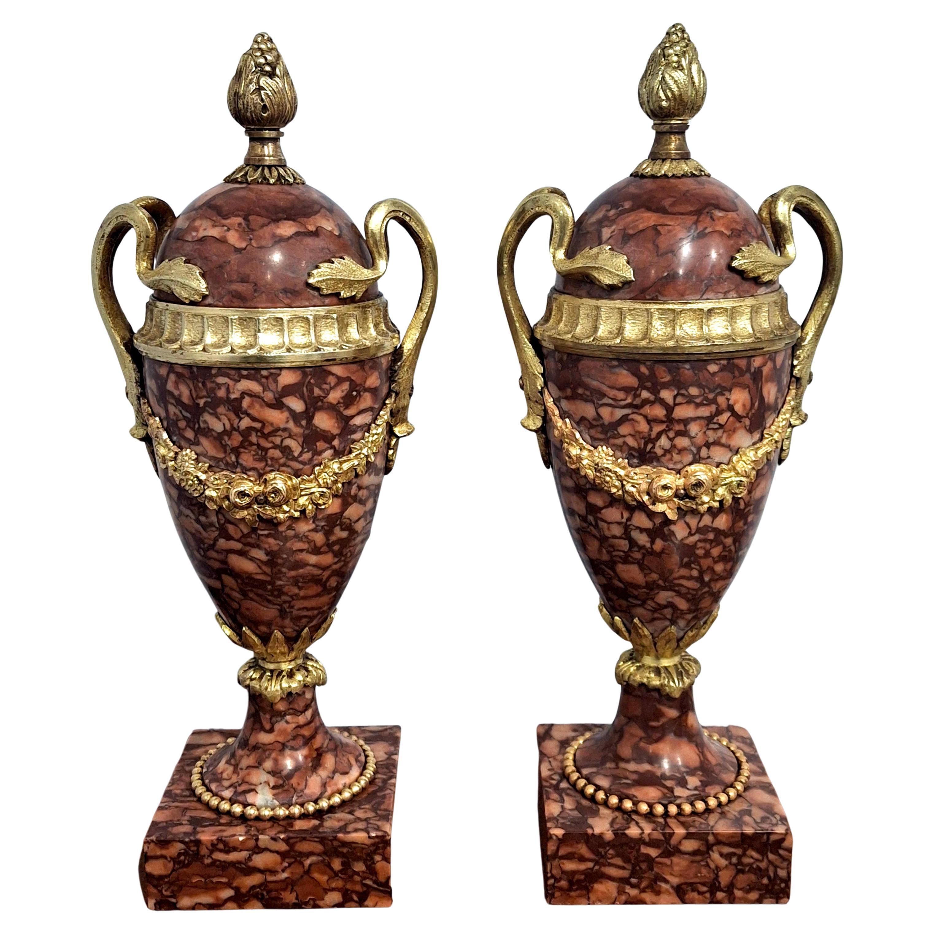 Coppia di cassette in marmo Royal Rouge e bronzo in stile Luigi XVI del XIX secolo in vendita