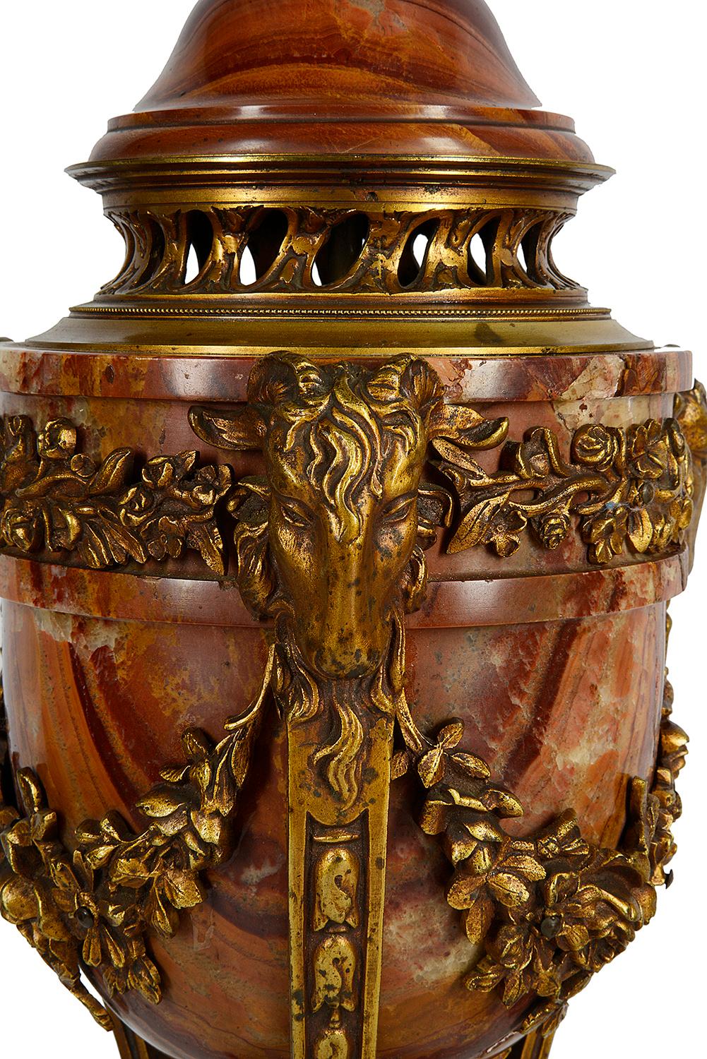 Paar Urnen aus Marmor und Ormolu aus dem 19 (Louis XVI.) im Angebot