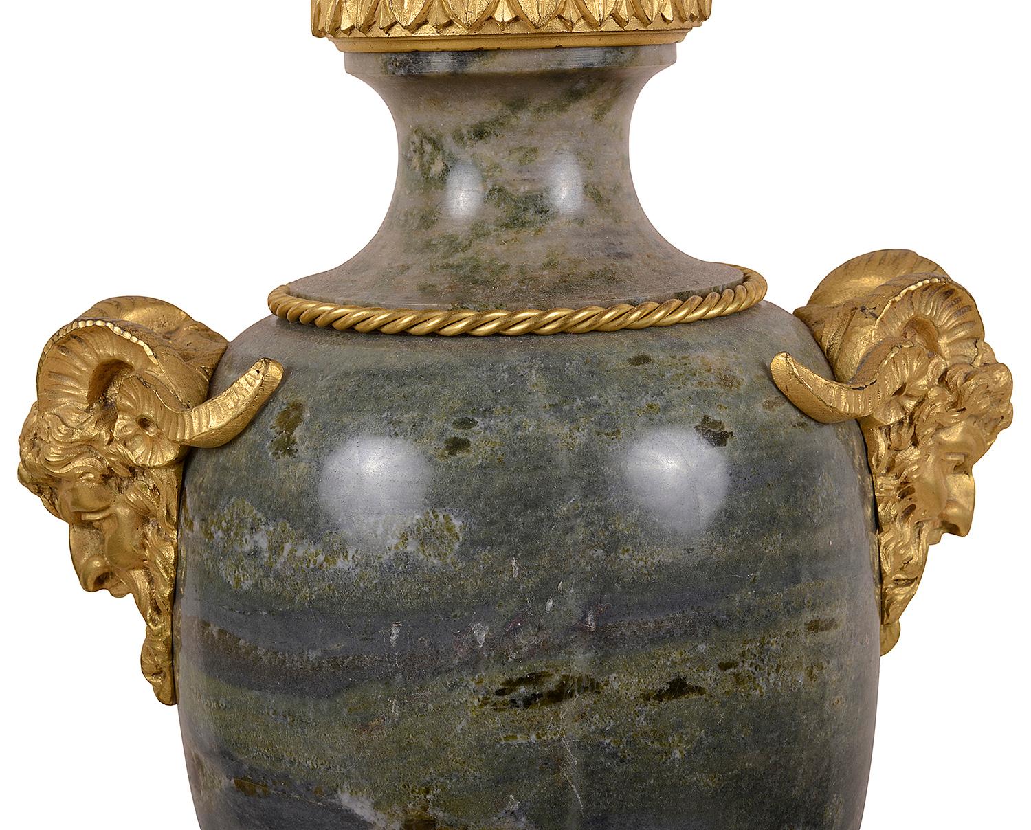 XIXe siècle Paire de vases en marbre et bronze doré du 19ème siècle, style Louis XVI en vente
