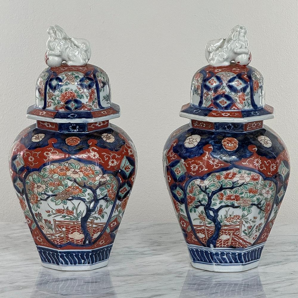 Una coppia di urne con coperchio Imari giapponesi del XIX secolo del periodo Meiji sono straordinariamente ben conservate, mantenendo la loro vivida colorazione derivata da pigmenti a base di rame e cobalto anche dopo oltre un secolo di utilizzo! 
