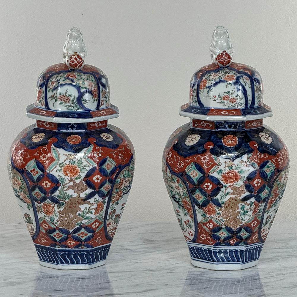 Giapponese Coppia di urne con coperchio Imari giapponesi del XIX secolo del periodo Meiji in vendita