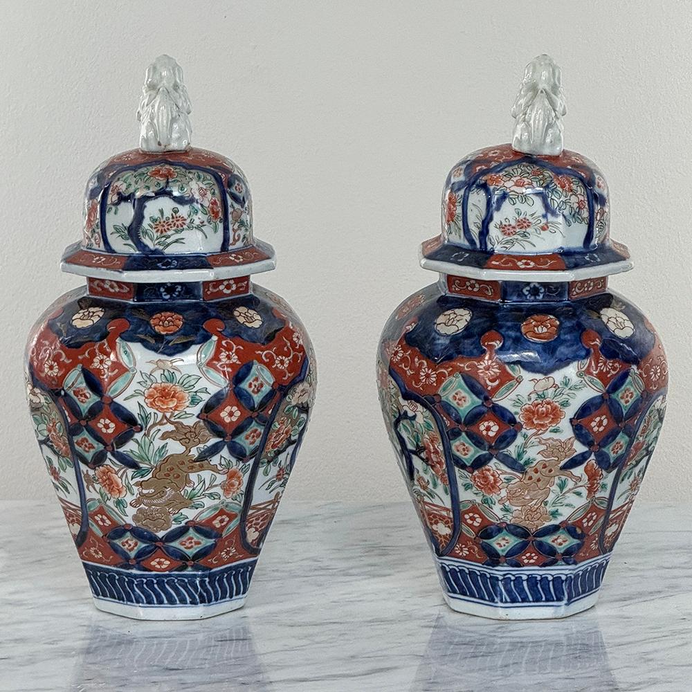 Fatto a mano Coppia di urne con coperchio Imari giapponesi del XIX secolo del periodo Meiji in vendita