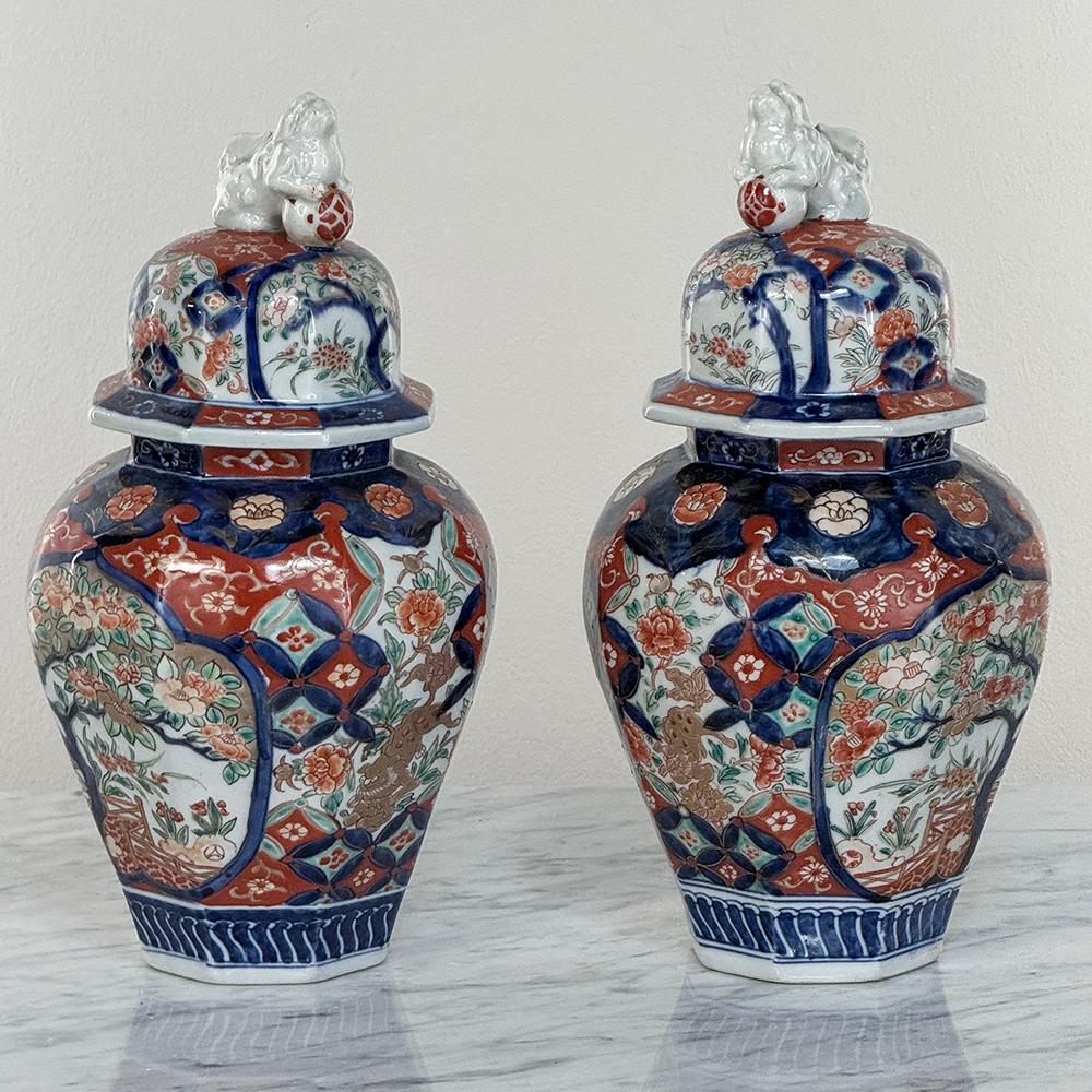 Coppia di urne con coperchio Imari giapponesi del XIX secolo del periodo Meiji In condizioni buone in vendita a Dallas, TX