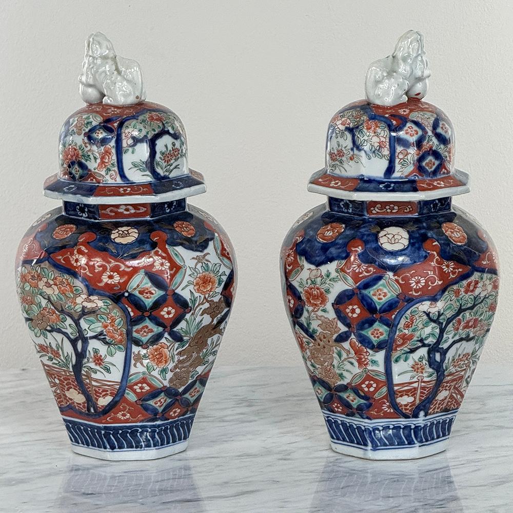 Fine XIX secolo Coppia di urne con coperchio Imari giapponesi del XIX secolo del periodo Meiji in vendita