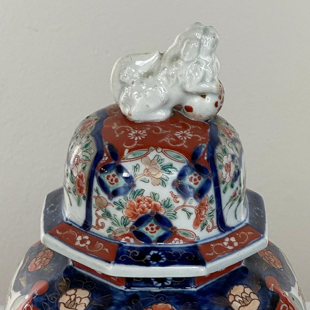 Porcellana Coppia di urne con coperchio Imari giapponesi del XIX secolo del periodo Meiji in vendita