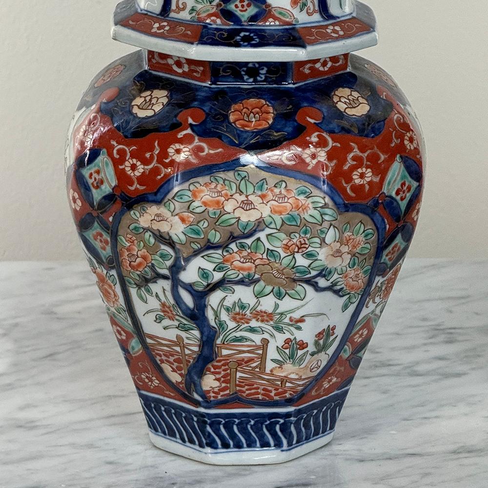 Coppia di urne con coperchio Imari giapponesi del XIX secolo del periodo Meiji in vendita 1