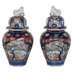 Paar japanische Imari-Deckelurnen aus der Meiji-Zeit des 19.