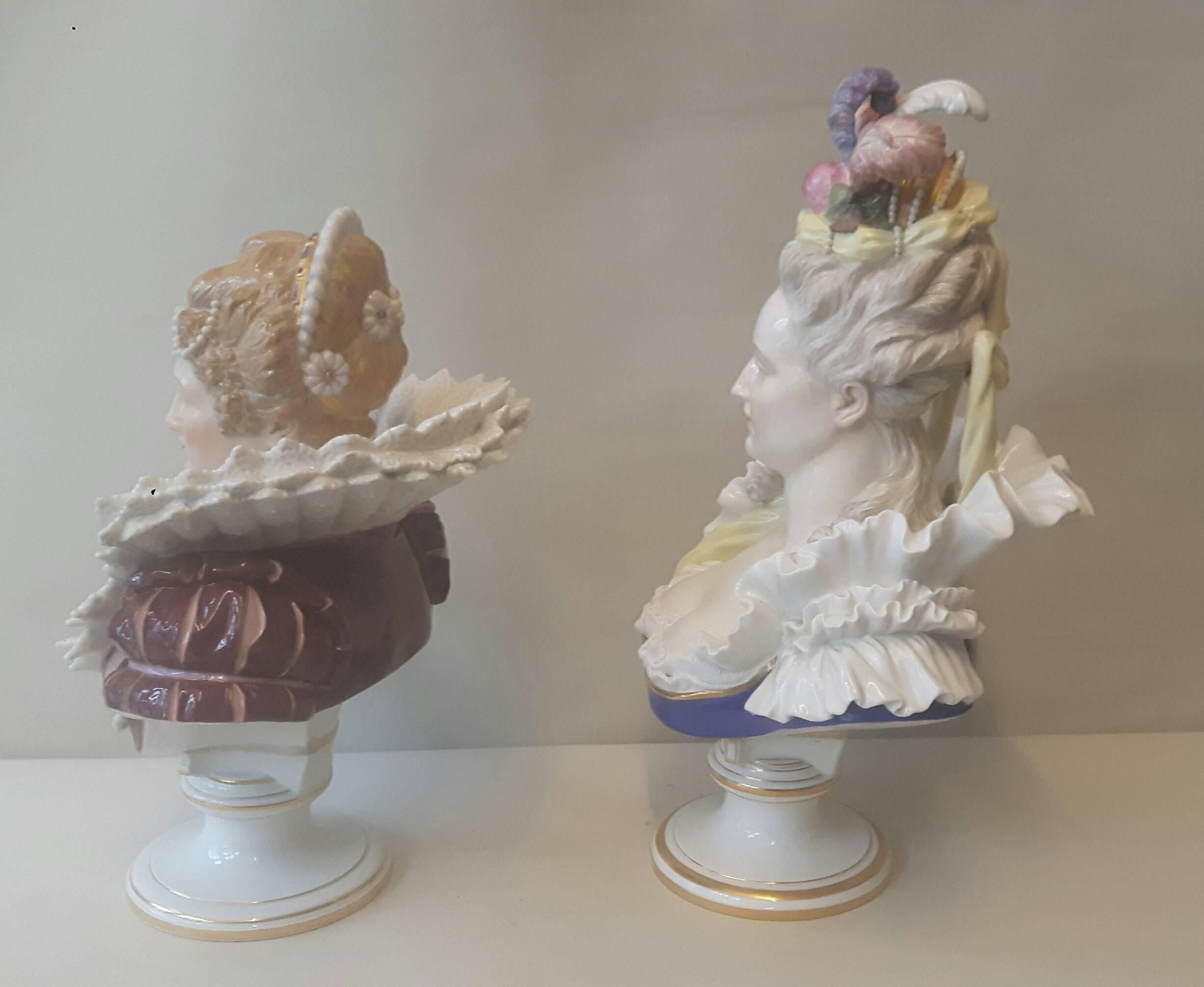 Paire de bustes en porcelaine de Meissen représentant des dames en costumes élisabéthains et de la fin du 18e siècle, Marie Antoinette et Elisabeth I, vers 1870 (épée croisée en bleu sous glaçure) k185,65 :188,100.