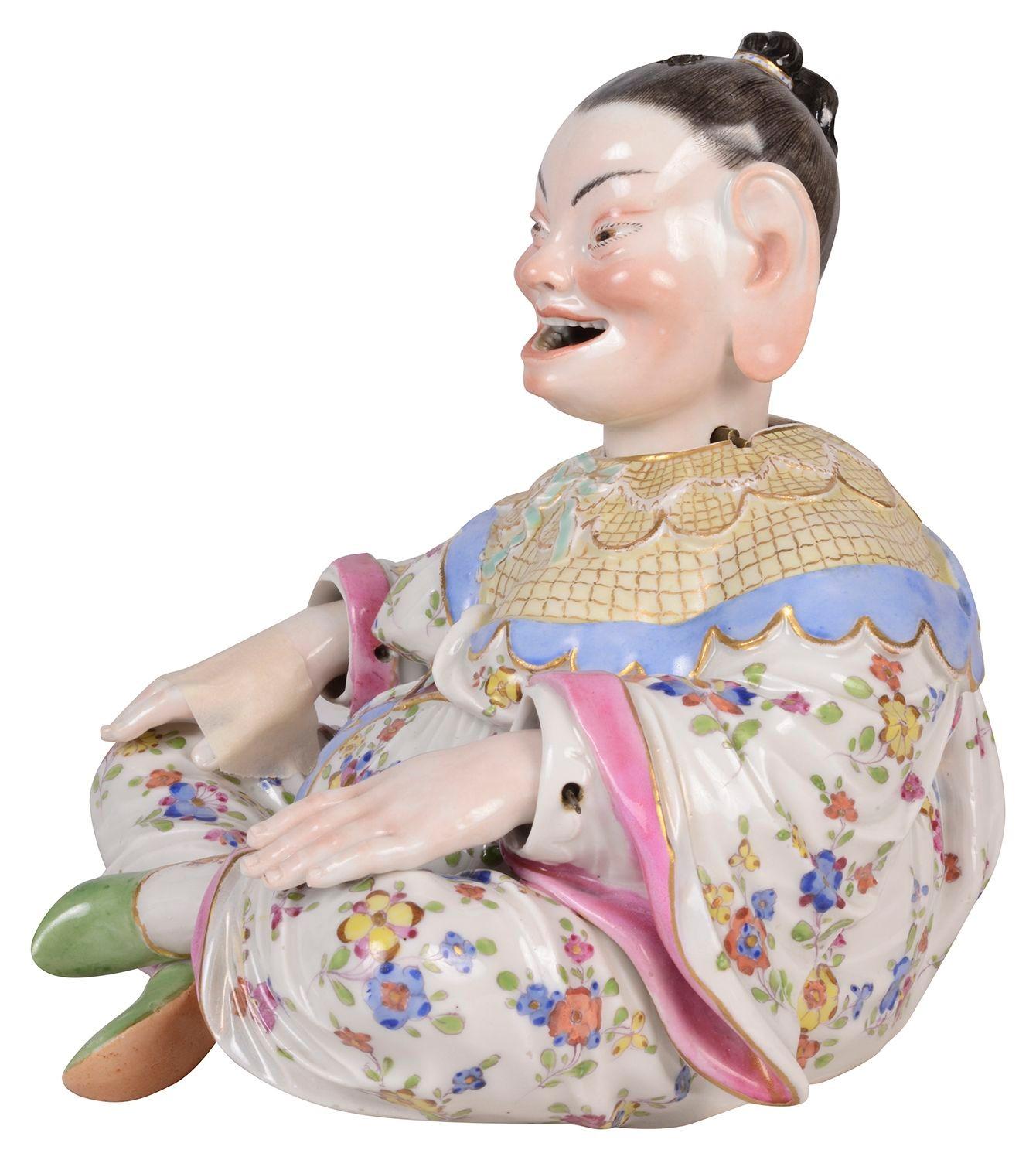 Ein feines Paar Meissener Porzellan-Wackelpagoden aus dem späten 19. Jahrhundert, jeweils mit wunderbar kräftigen Farben, die Köpfe, Zungen und Hände bewegen. 
Die Manufaktur Meissen in Deutschland wurde 1709 gegründet und war der erste Hersteller