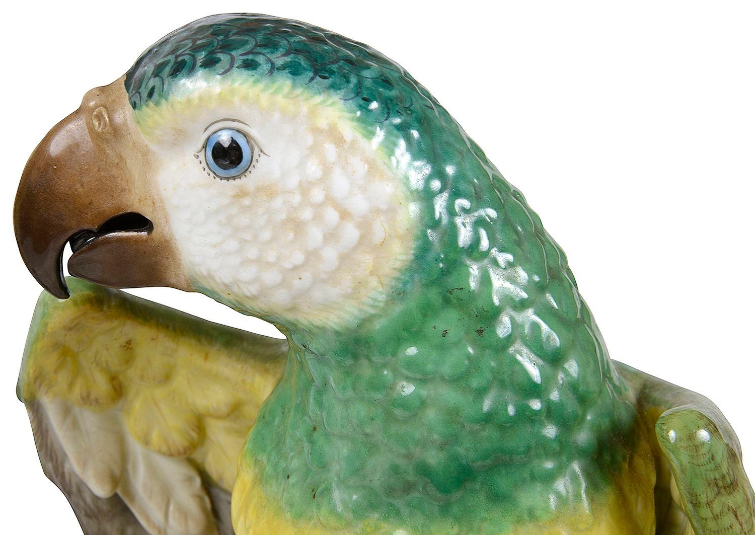 Eine sehr gute Qualität Paar späten 19. Jahrhundert Deutschland Meissen Porzellan Papageien. Jede mit herrlich kräftiger Färbung, auf Baumstämmen sitzend, eine mit Kirschen.
Blaue gekreuzte Schwerter an der Basis.


Charge 80 TNKZZ 62918