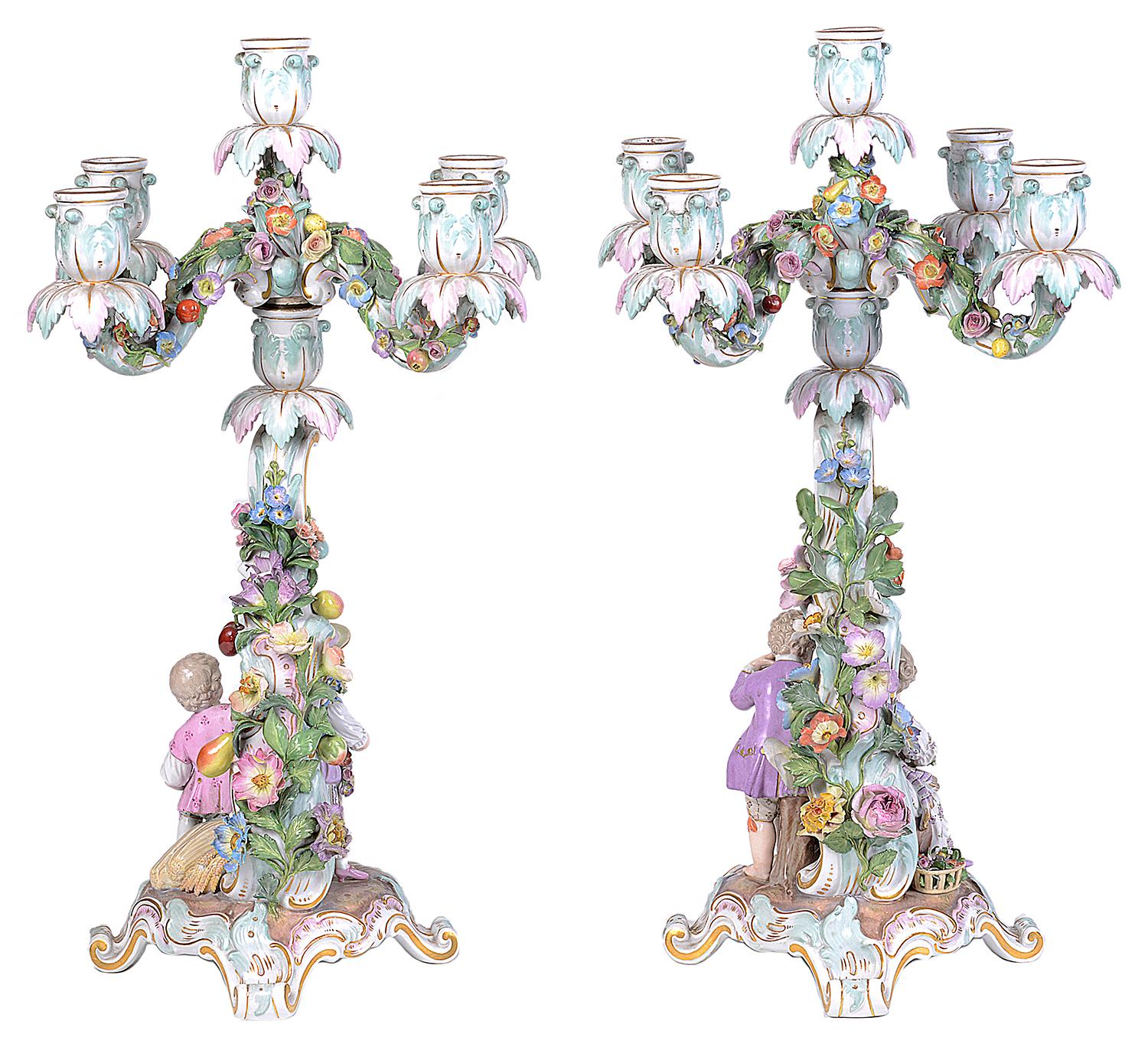 Paire de candélabres à cinq branches en porcelaine de Meissen de bonne qualité, datant du 19e siècle. Chaque candélabre est orné d'un magnifique décor floral et fruitier, avec des figures d'enfants jouant sous le candélabre et reposant sur des pieds