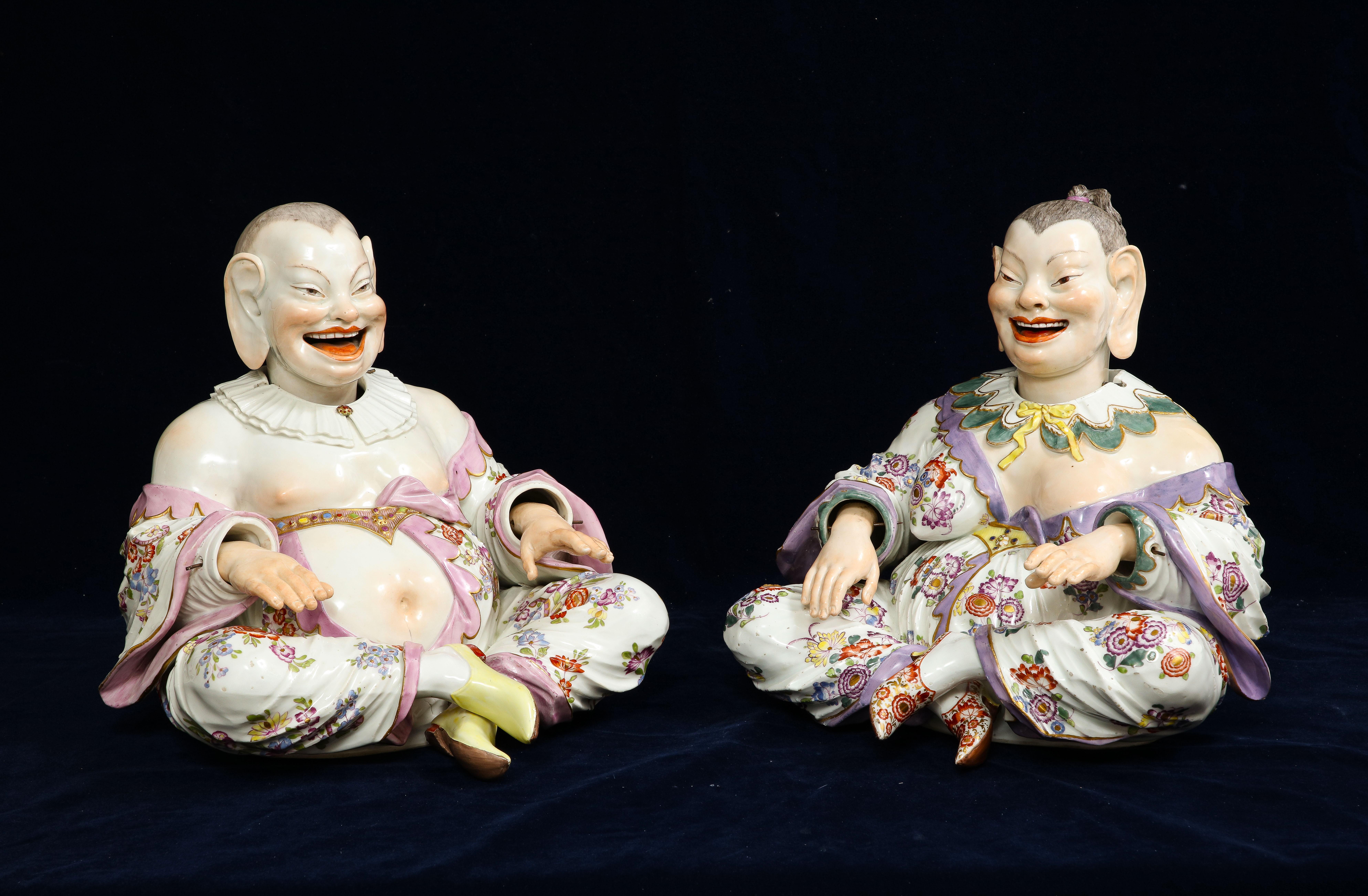 Ein großes, seltenes Paar nickender Pagodenfiguren im Meissener Chinoiserie-Stil des 19. Jahrhunderts mit beweglichem Kopf, Hand und Zunge, bekannt als 