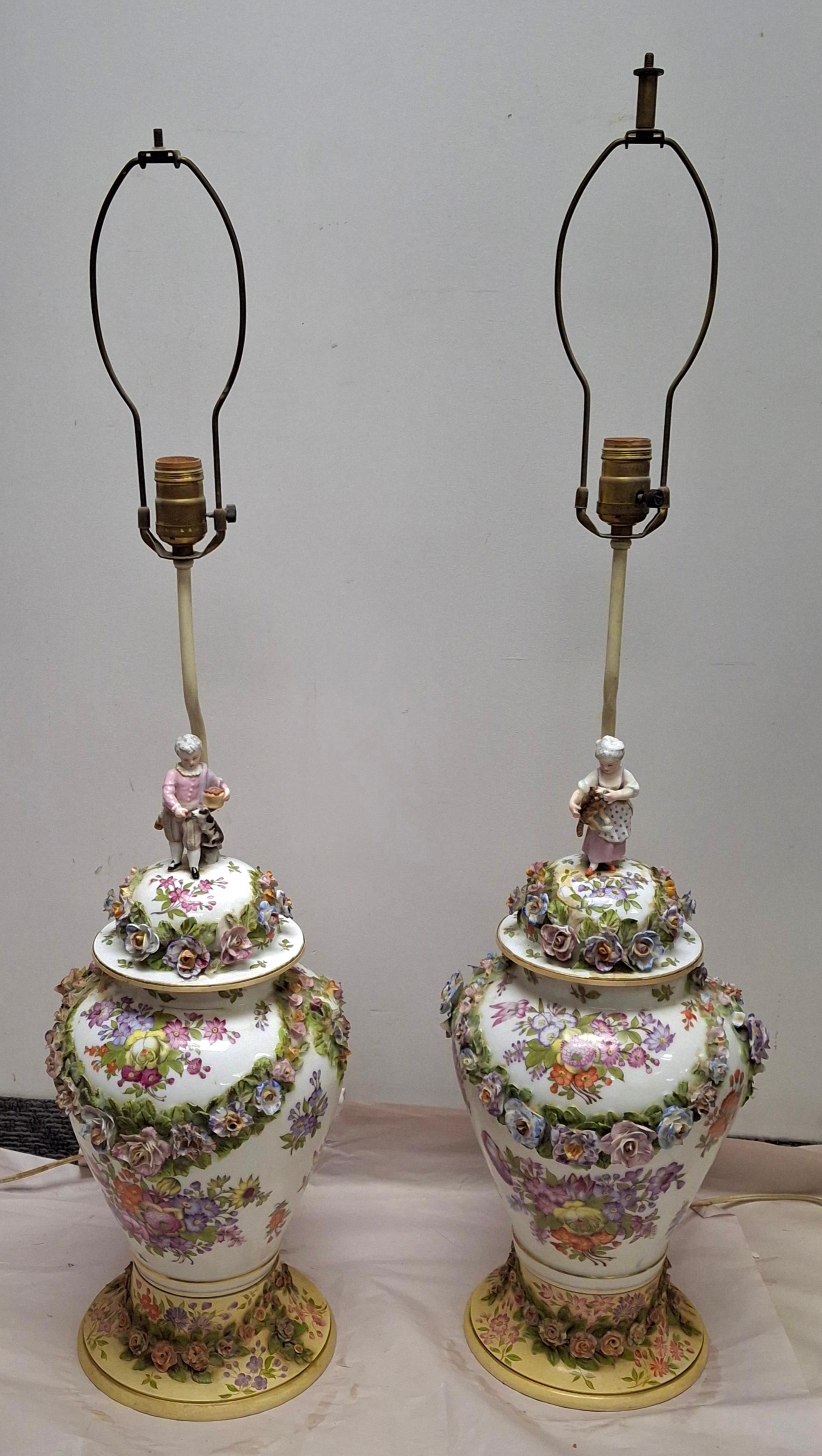 Paire de lampes de table en porcelaine de Meissen du XIXe siècle, peintes à la main et incrustées de fleurs, avec base en bois décorée.
Mesure 9