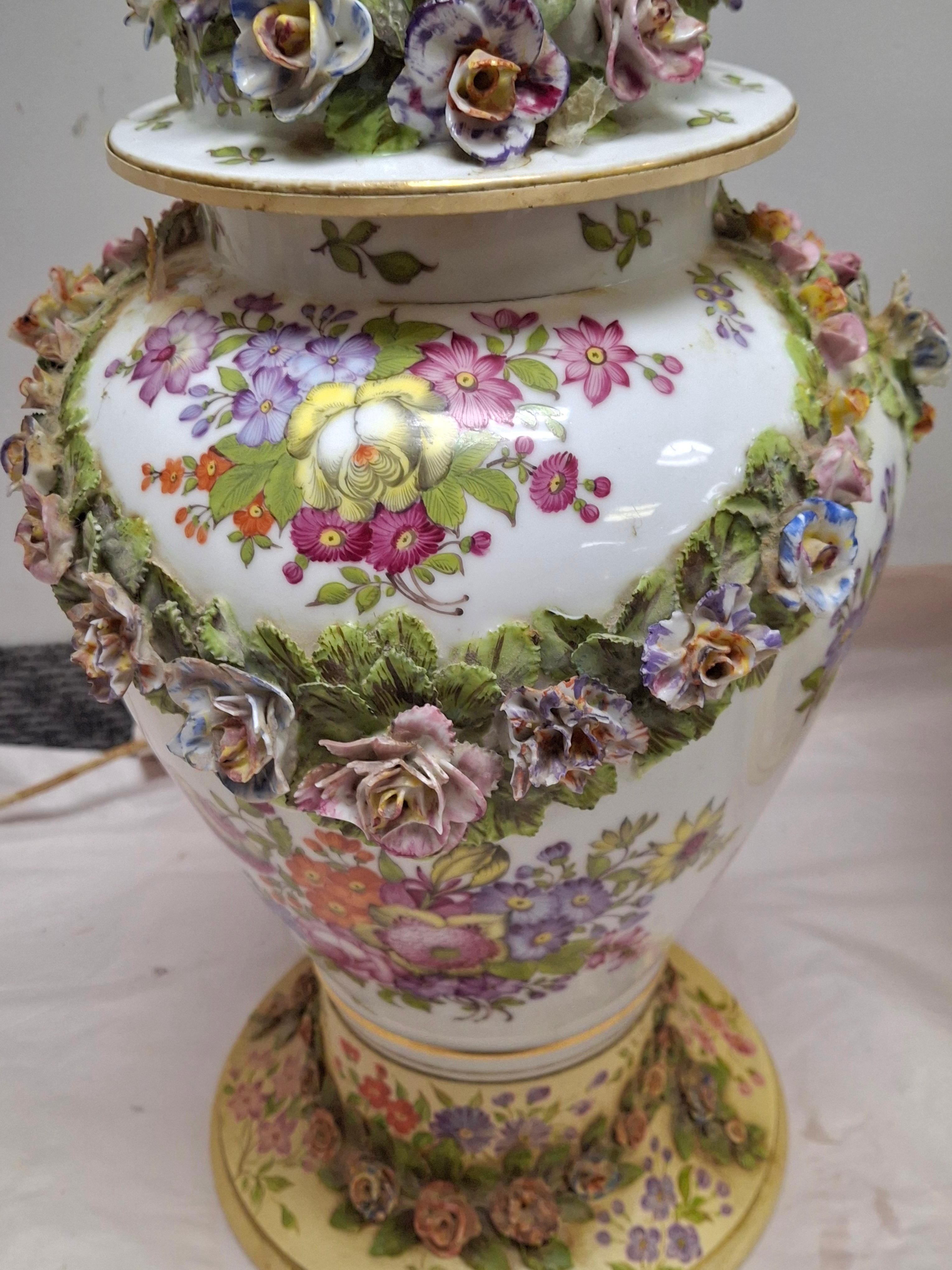 Allemand Paire de lampes de table en porcelaine de Meissen peinte à la main et incrustée de fleurs, du 19e siècle en vente