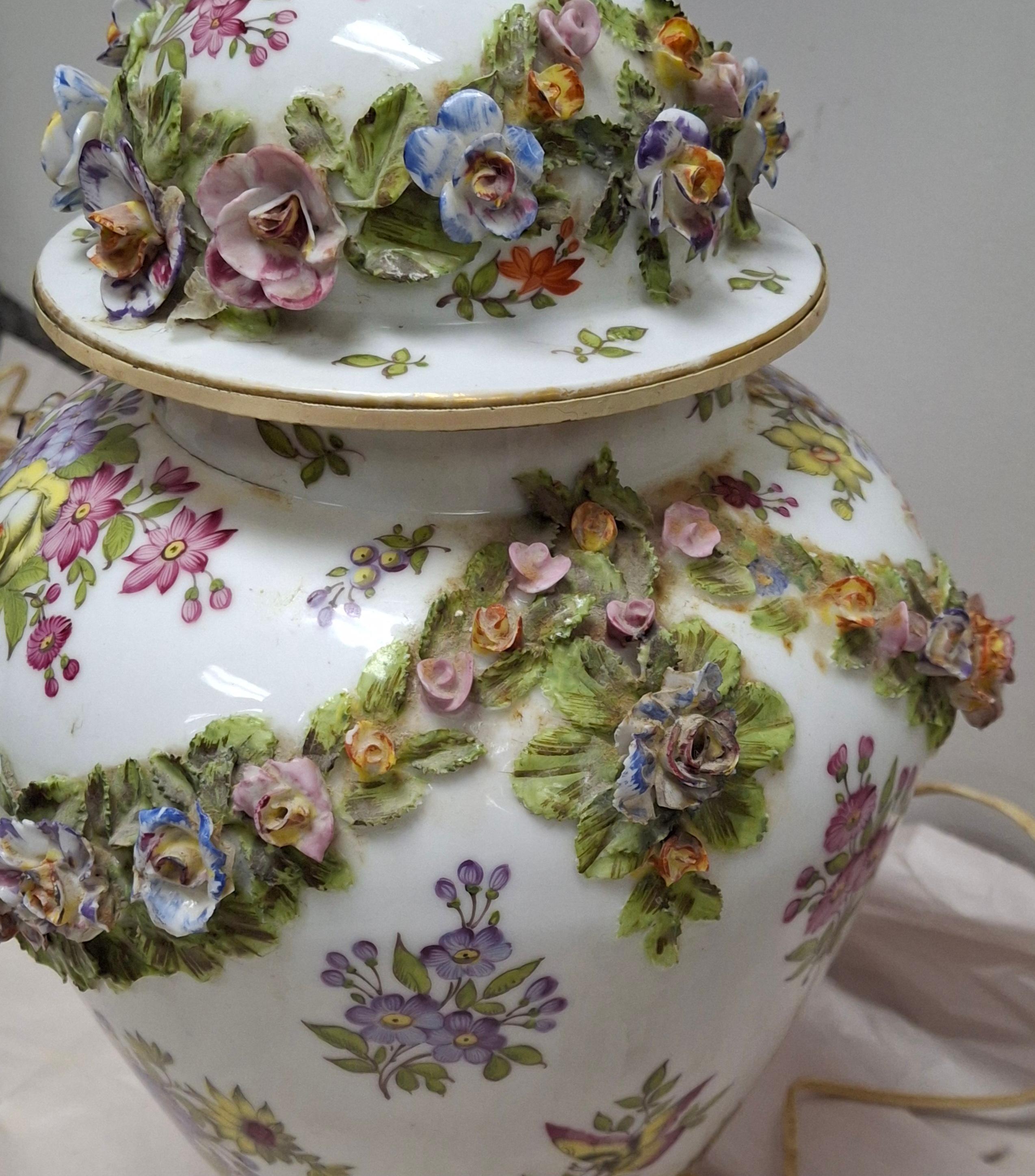Peint à la main Paire de lampes de table en porcelaine de Meissen peinte à la main et incrustée de fleurs, du 19e siècle en vente