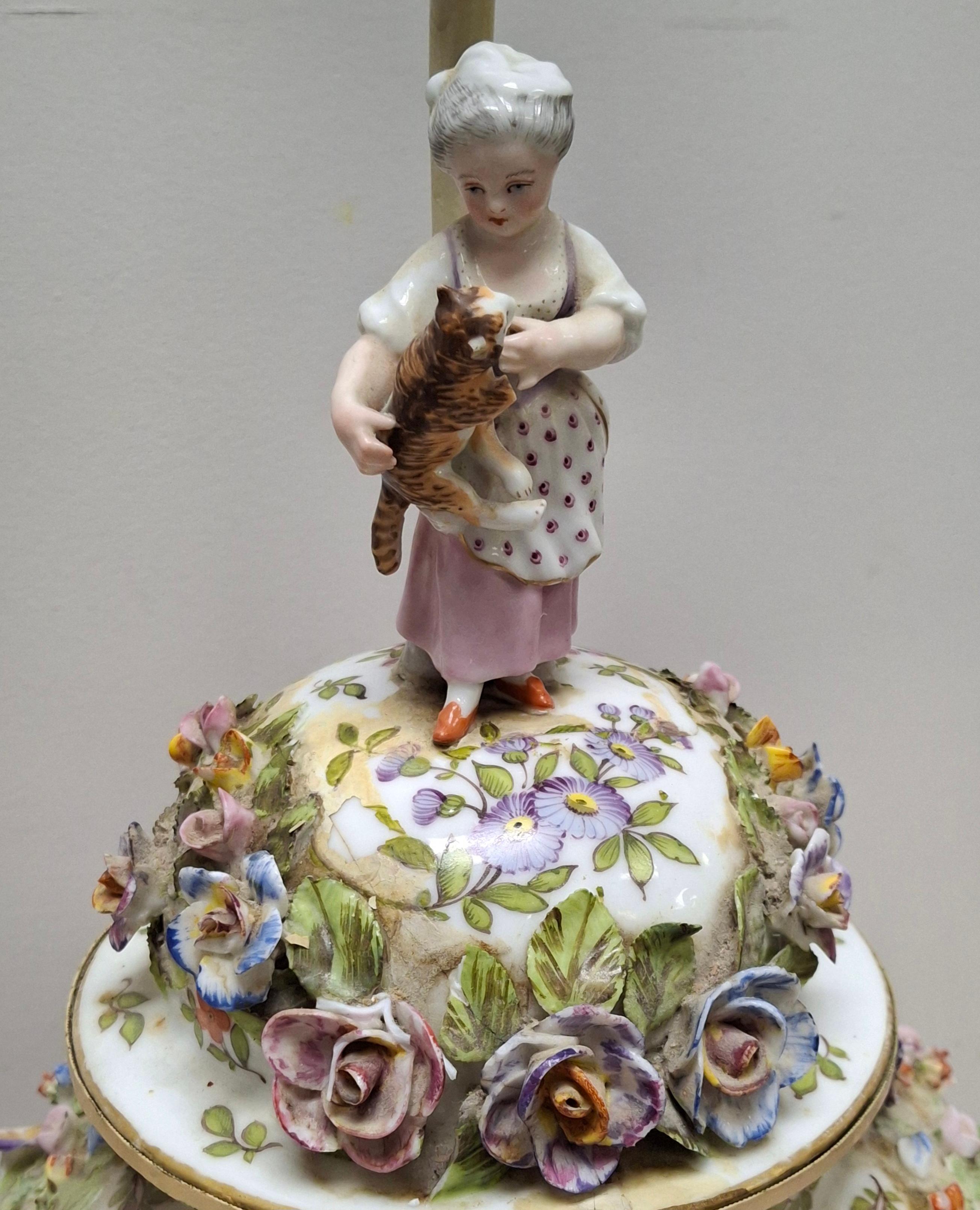 XIXe siècle Paire de lampes de table en porcelaine de Meissen peinte à la main et incrustée de fleurs, du 19e siècle en vente