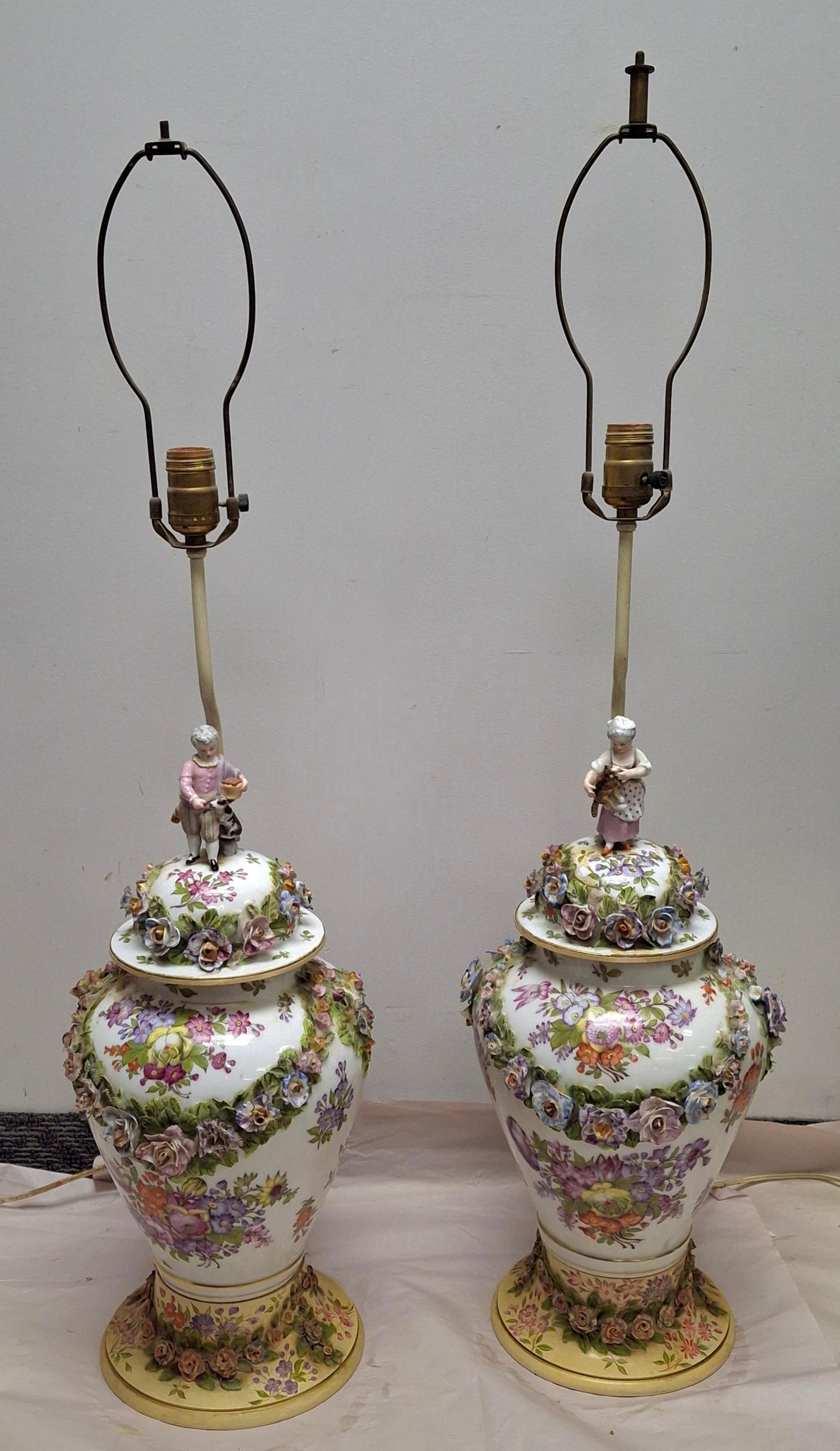 Porcelaine Paire de lampes de table en porcelaine de Meissen peinte à la main et incrustée de fleurs, du 19e siècle en vente