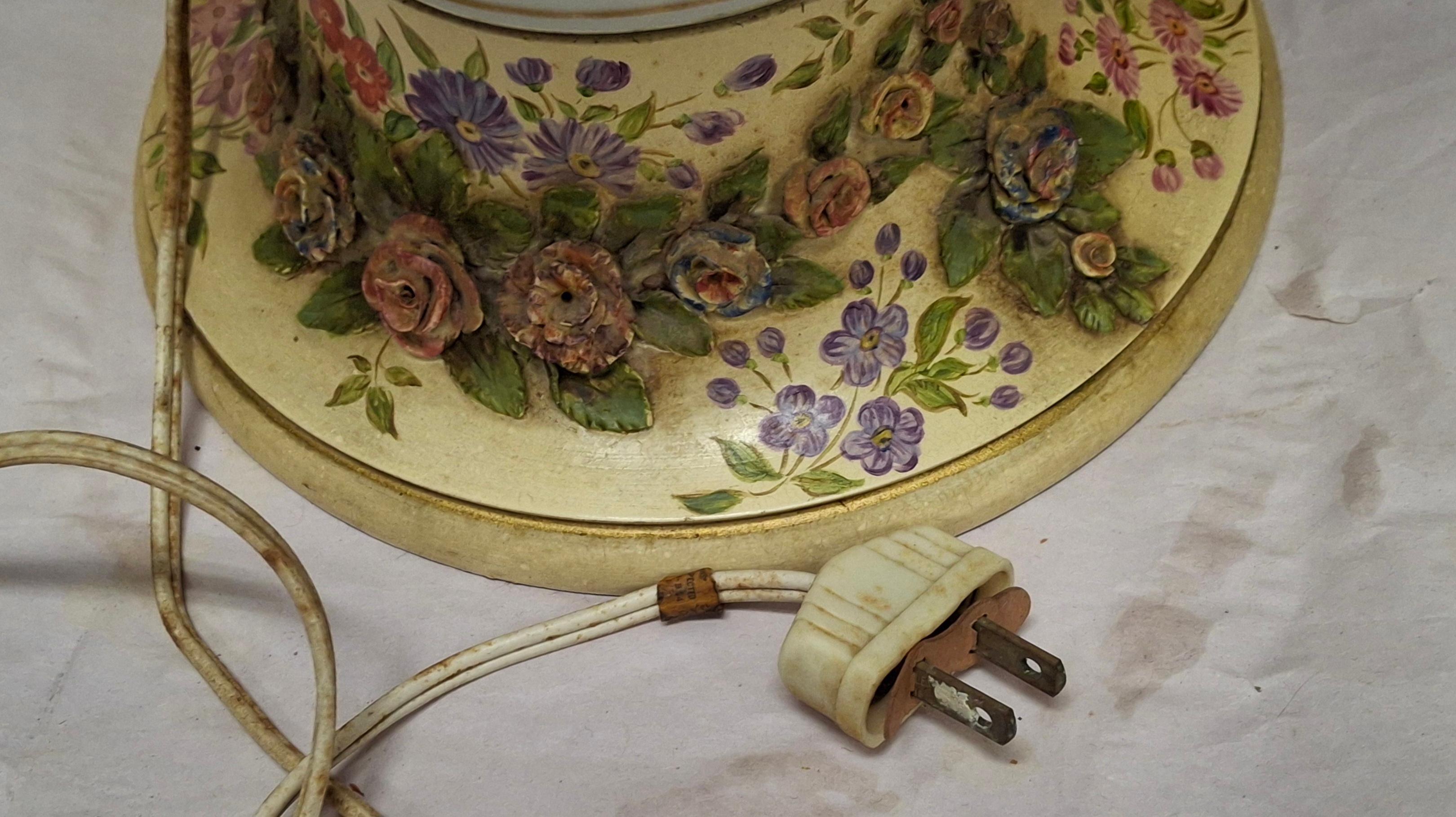 Paire de lampes de table en porcelaine de Meissen peinte à la main et incrustée de fleurs, du 19e siècle en vente 1