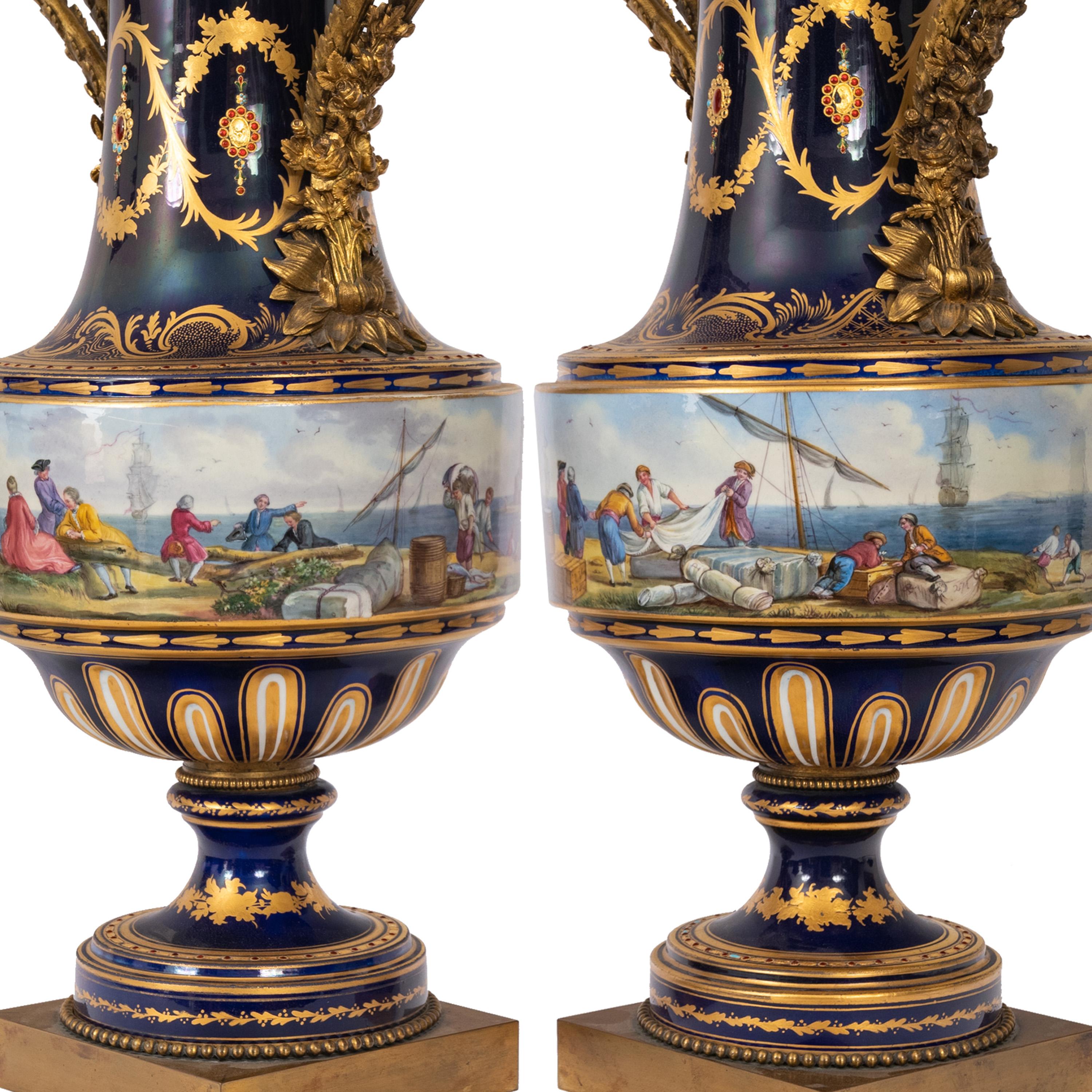 Paire d'urnes monumentales en porcelaine de Sèvres anciennes du 19ème siècle en bronze doré, 1860 en vente 2