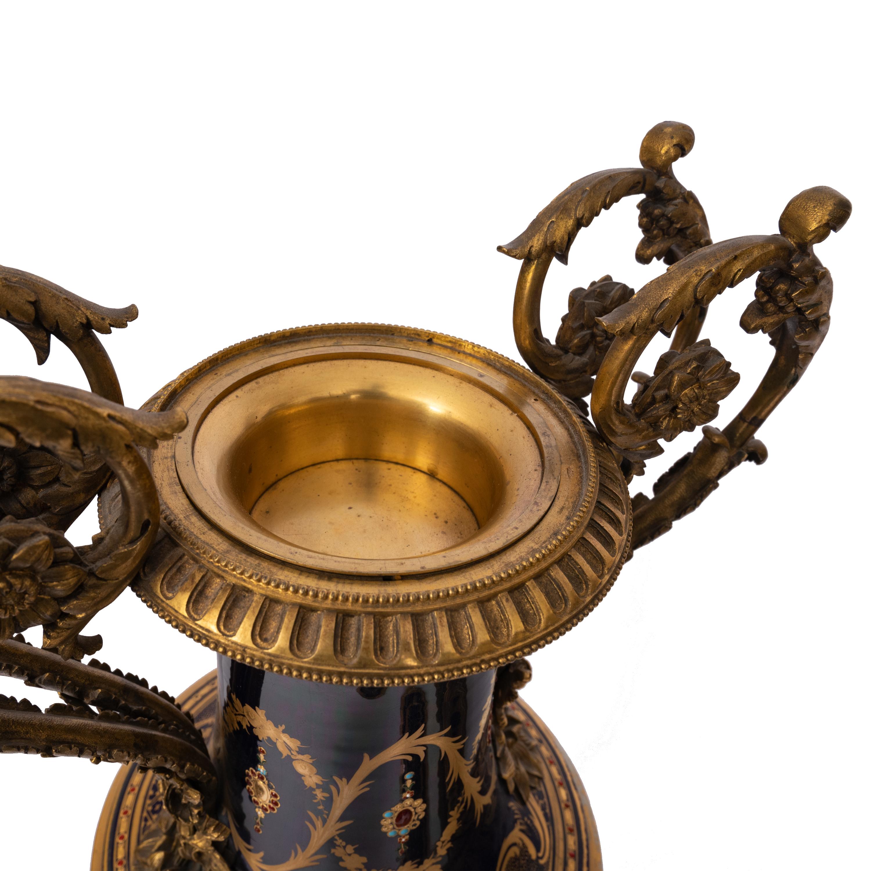 Paire d'urnes monumentales en porcelaine de Sèvres anciennes du 19ème siècle en bronze doré, 1860 en vente 8