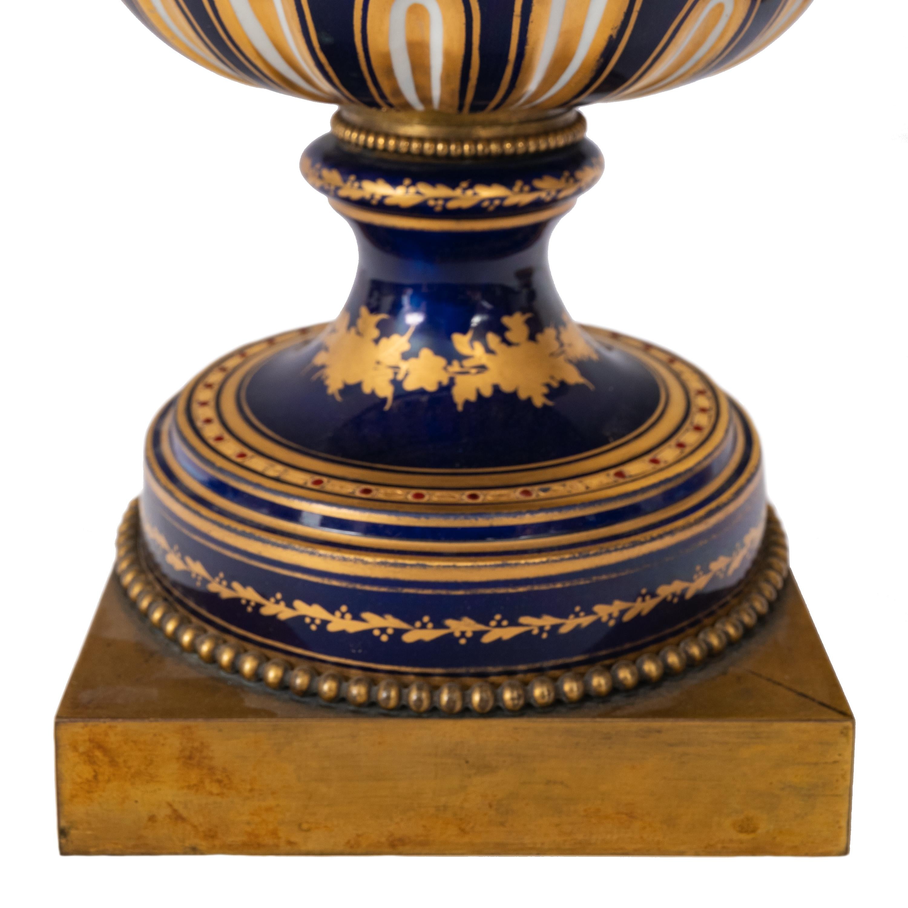Paire d'urnes monumentales en porcelaine de Sèvres anciennes du 19ème siècle en bronze doré, 1860 en vente 11