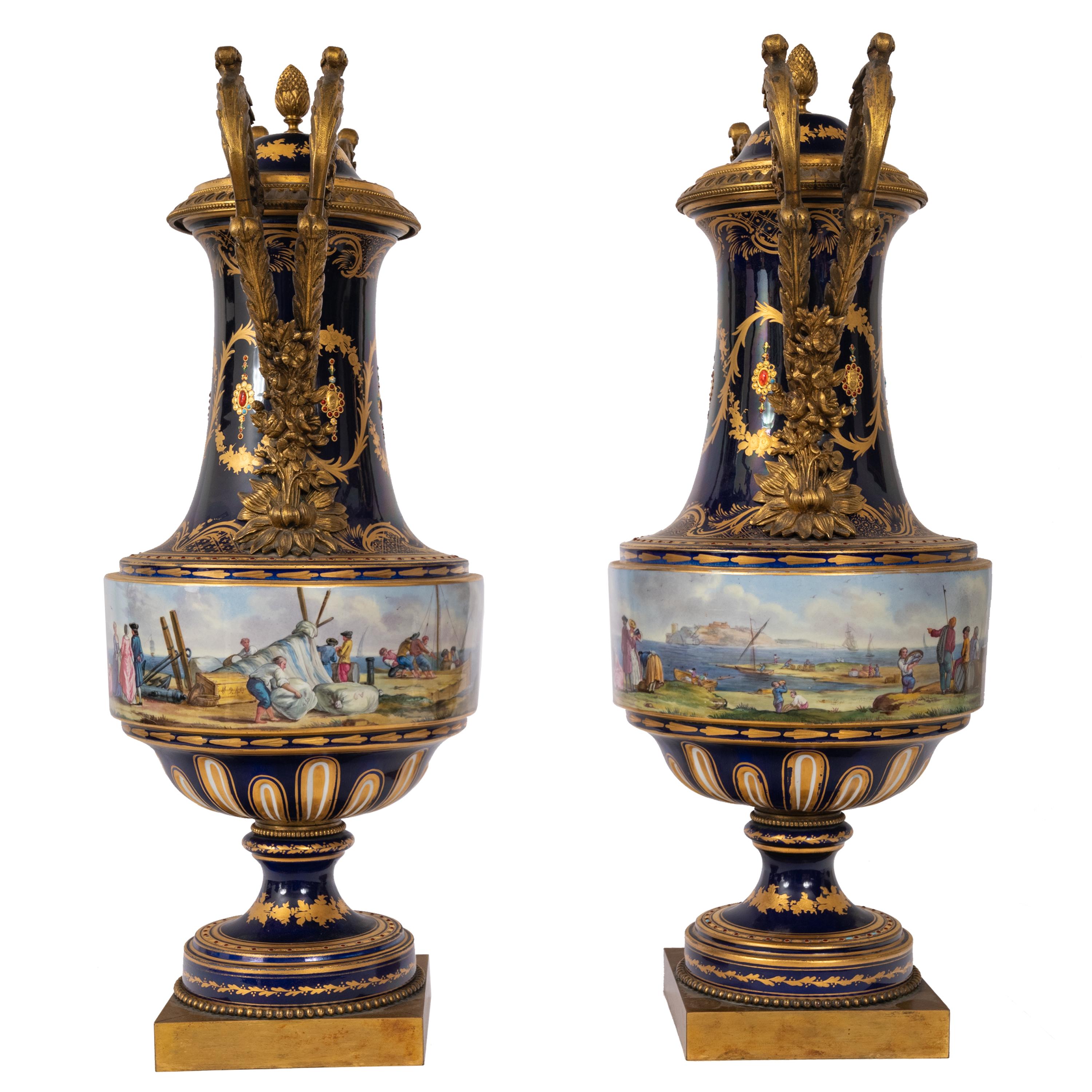 Français Paire d'urnes monumentales en porcelaine de Sèvres anciennes du 19ème siècle en bronze doré, 1860 en vente