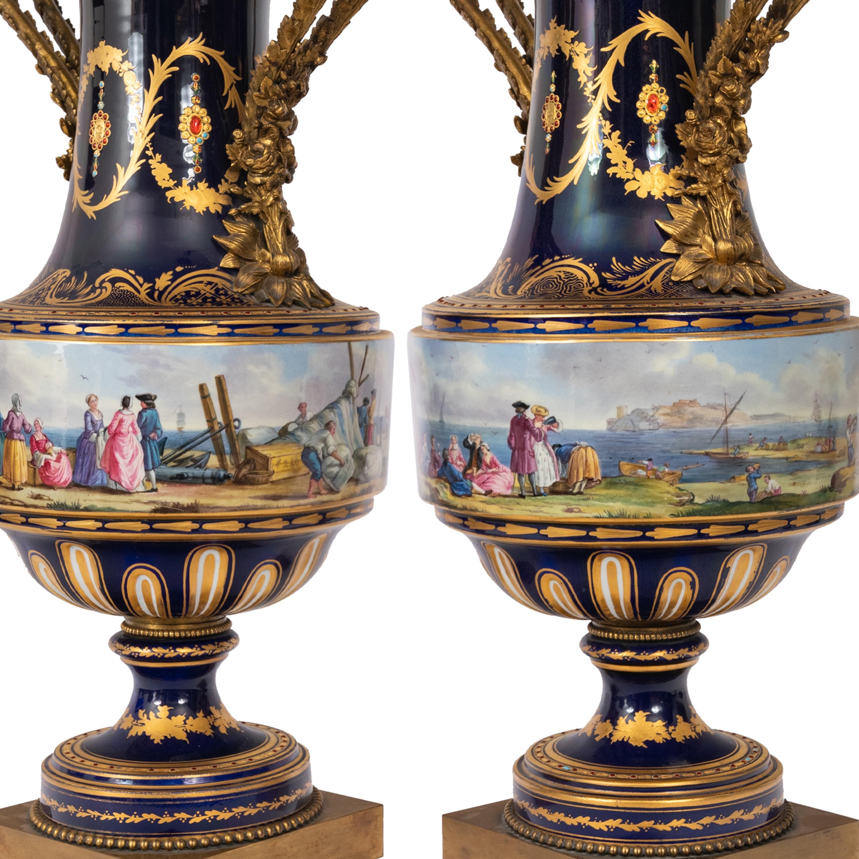 XIXe siècle Paire d'urnes monumentales en porcelaine de Sèvres anciennes du 19ème siècle en bronze doré, 1860 en vente