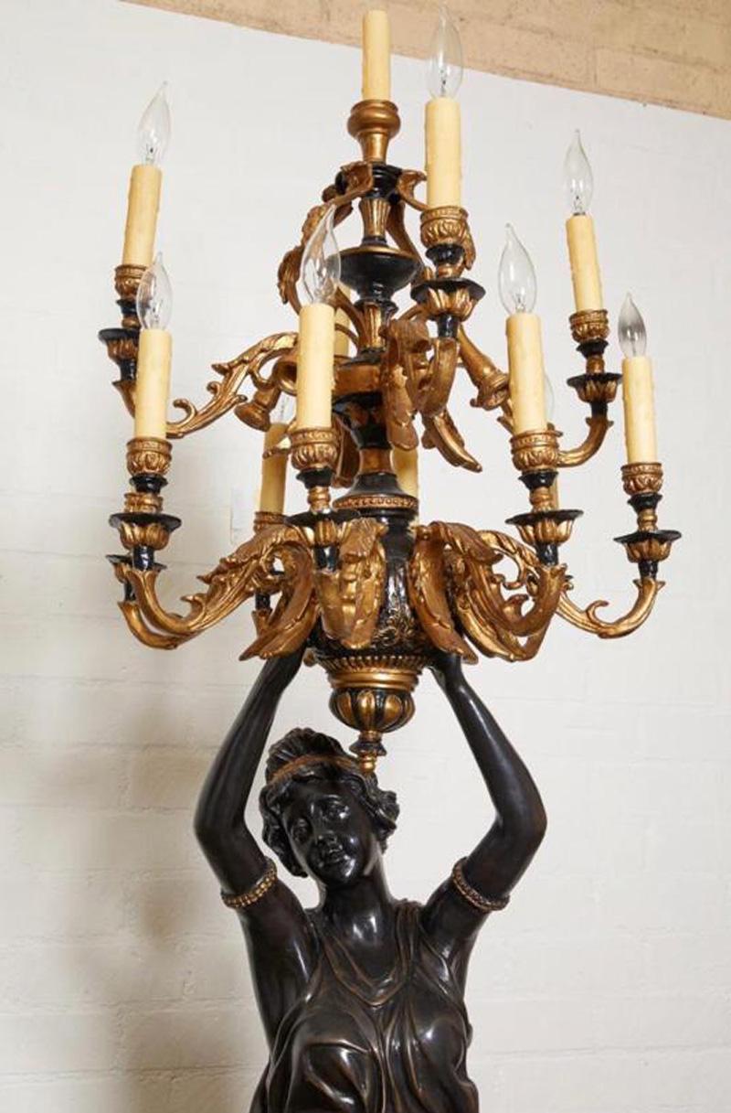 Européen Paire de dix-huit lampes monumentales en bronze patiné du 19ème siècle en vente