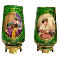 Paire de vases à portrait en verre vert doré de Moser du 19e siècle