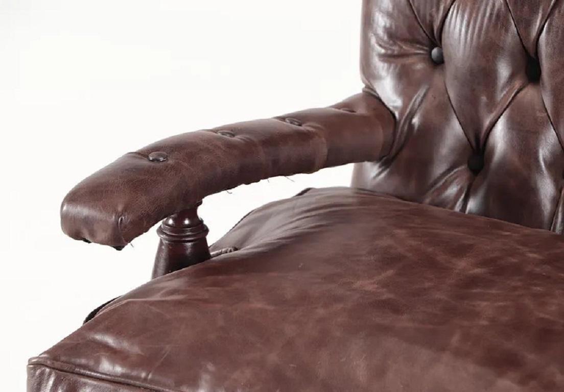 Paire de fauteuils en cuir touffeté de style Guillaume IV Bon état - En vente à New York, NY