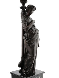 Coppia di candelabri figurativi neoclassici francesi del XIX secolo in bronzo patinato e dorato