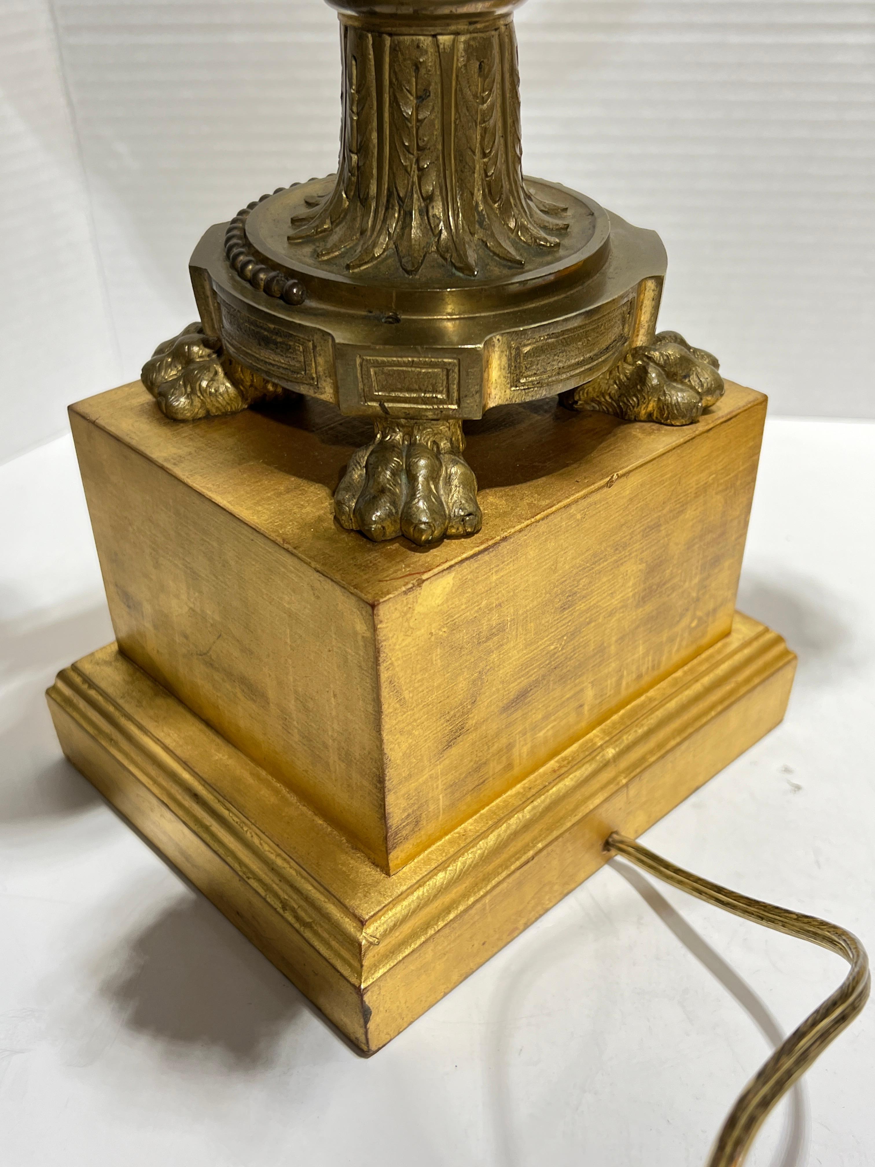 Pareja de urnas de bronce del siglo XIX finamente fundidas según el diseño original del periodo Luis XVI en estilo barroco, que representan putti sentados con cola de serpiente y cornucopia (originalmente diseñados como candelabros) con máscaras
