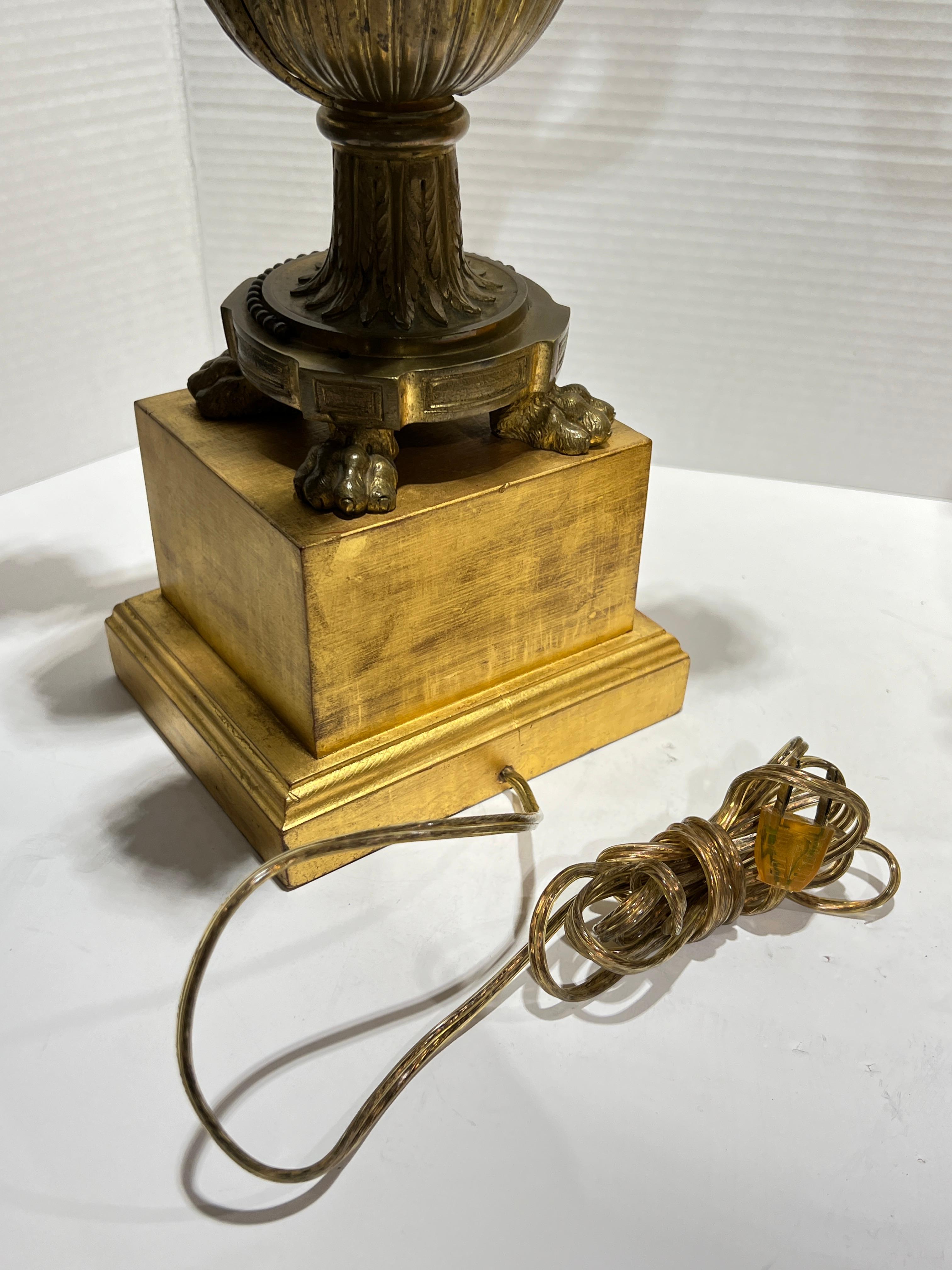 Pareja Lámparas de Mesa Neoclásicas del Siglo XIX en Bronce Dorado Estilo Barroco Luis XVI Francés en venta