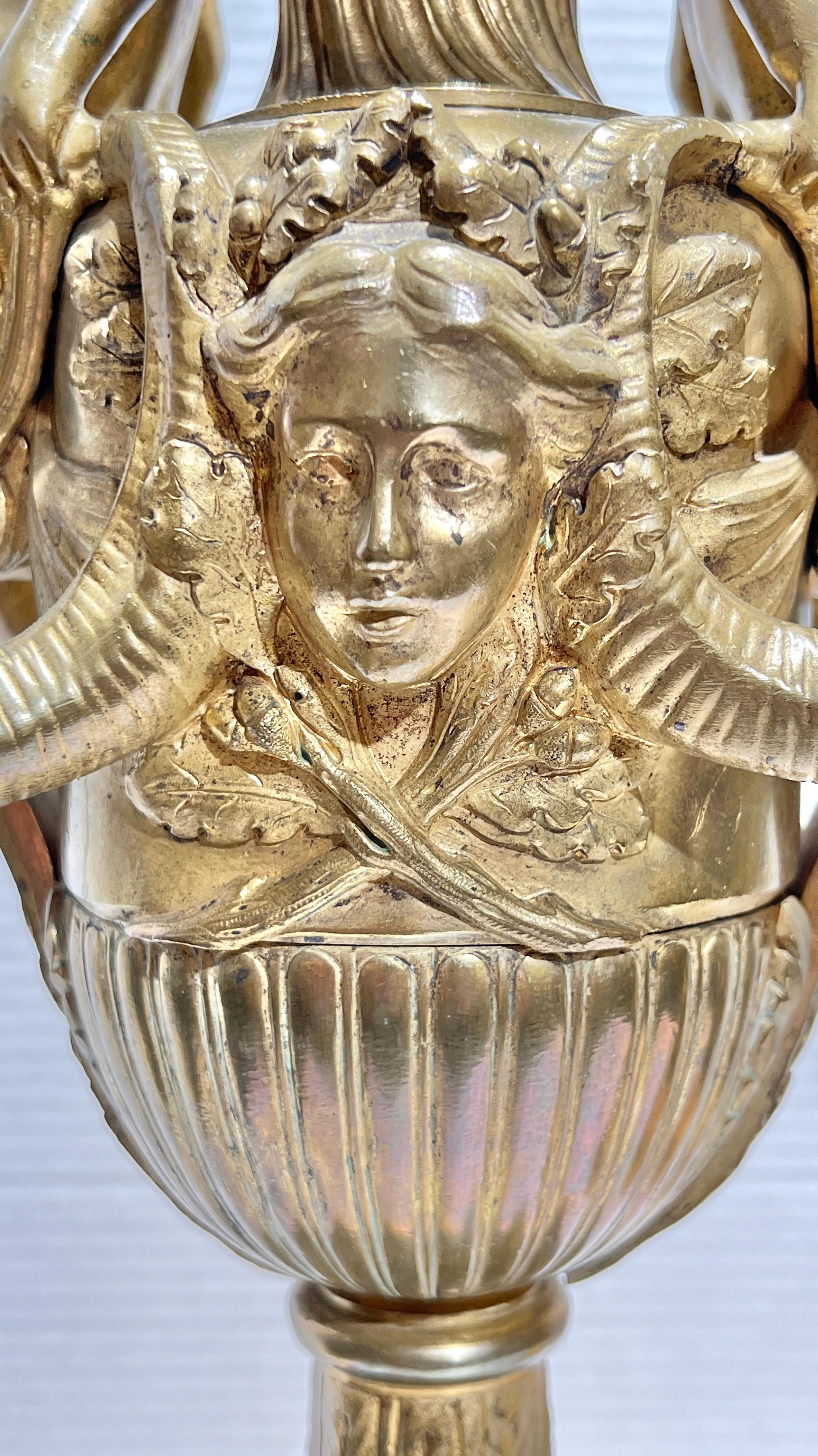 Pareja Lámparas de Mesa Neoclásicas del Siglo XIX en Bronce Dorado Estilo Barroco Luis XVI siglo XIX en venta