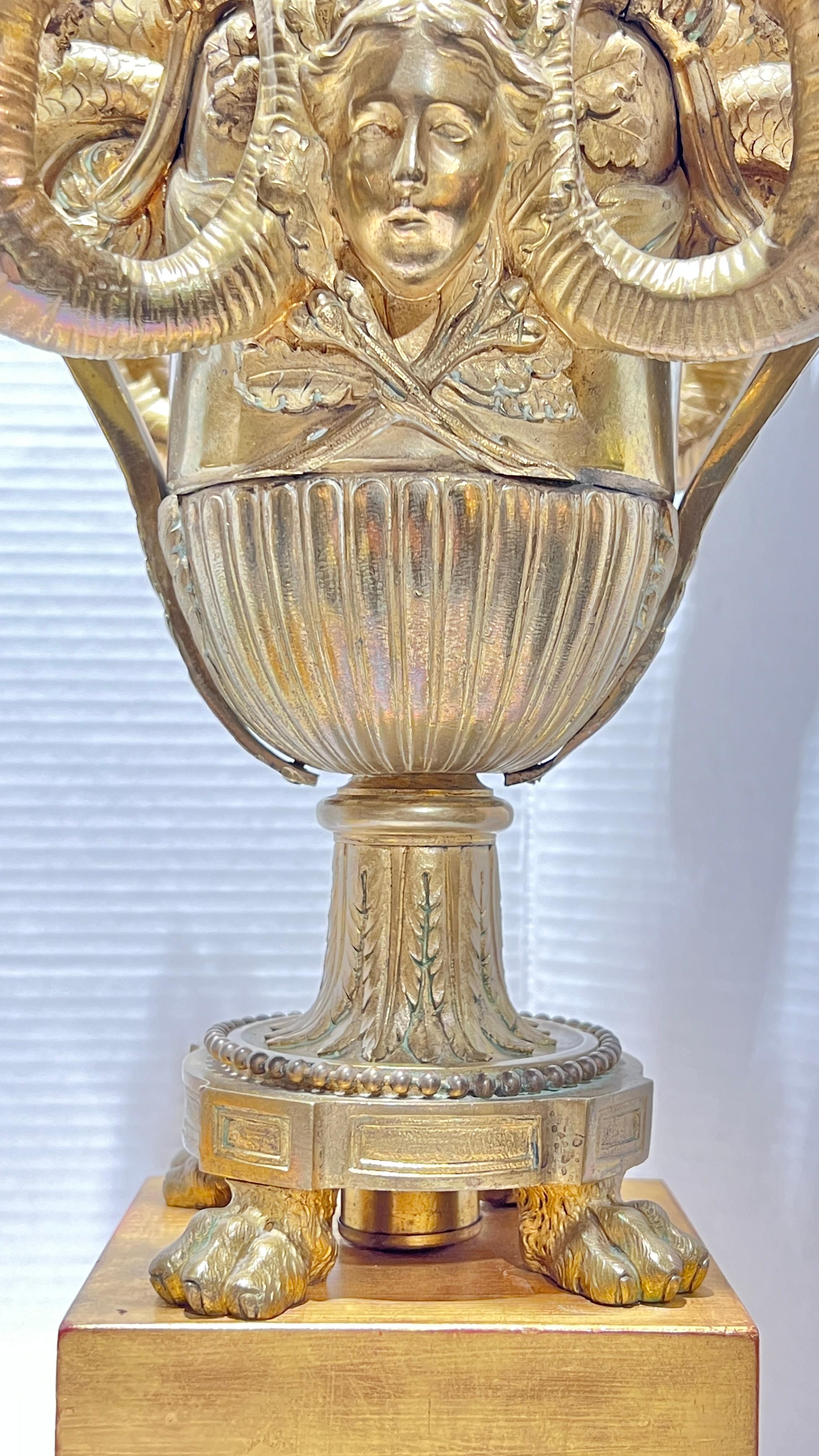 Pareja Lámparas de Mesa Neoclásicas del Siglo XIX en Bronce Dorado Estilo Barroco Luis XVI en venta 3