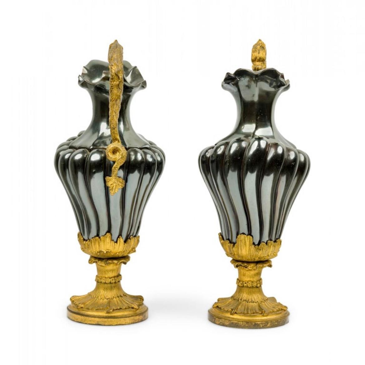 Néoclassique Paire d'aiguières néoclassiques du XIXe siècle en bronze doré émaillé au charbon de bois irisé en vente