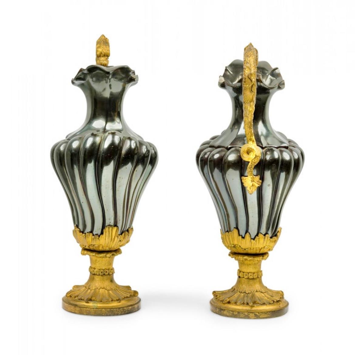 Français Paire d'aiguières néoclassiques du XIXe siècle en bronze doré émaillé au charbon de bois irisé en vente