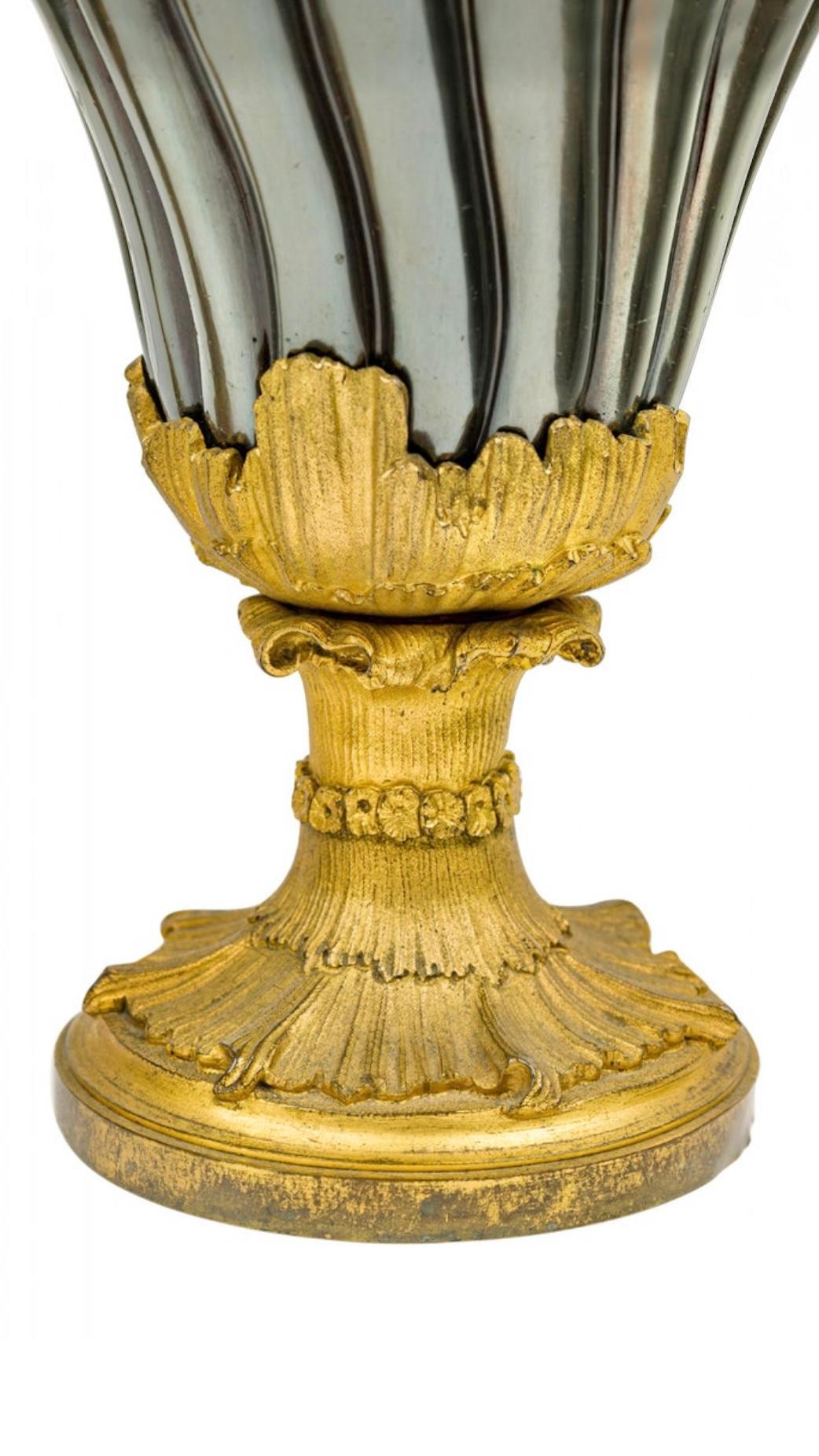 Doré Paire d'aiguières néoclassiques du XIXe siècle en bronze doré émaillé au charbon de bois irisé en vente