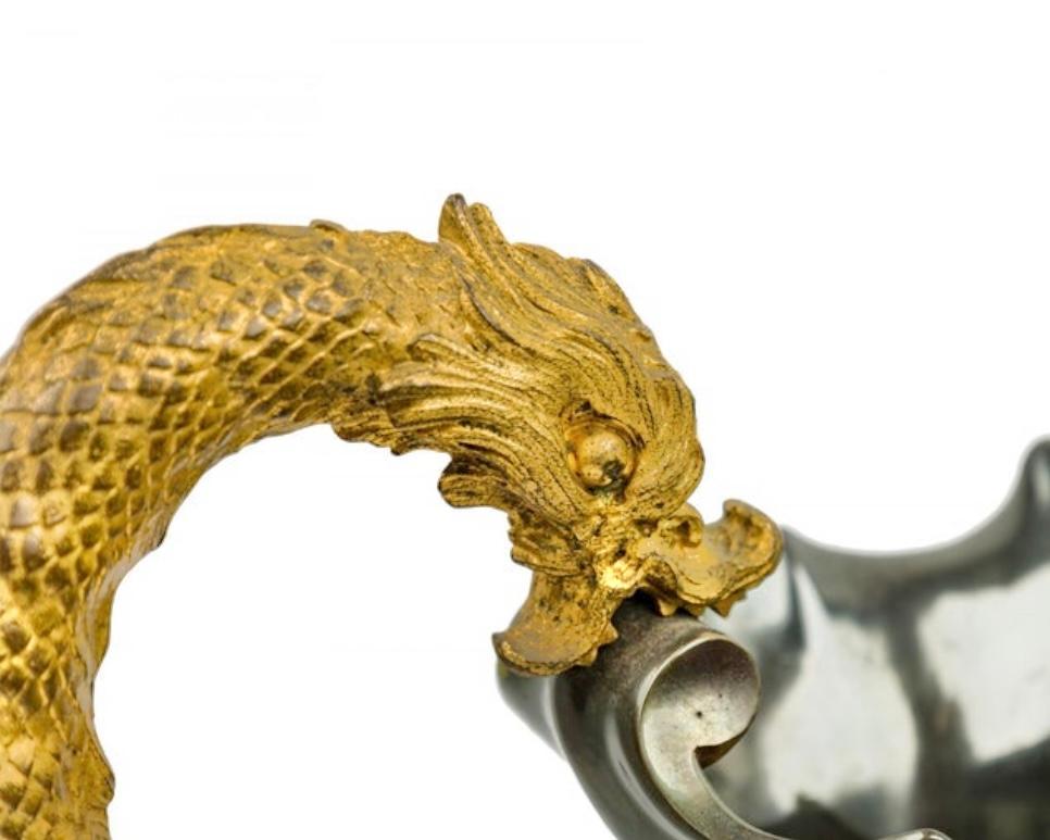 Paire d'aiguières néoclassiques du XIXe siècle en bronze doré émaillé au charbon de bois irisé Bon état - En vente à New York, NY