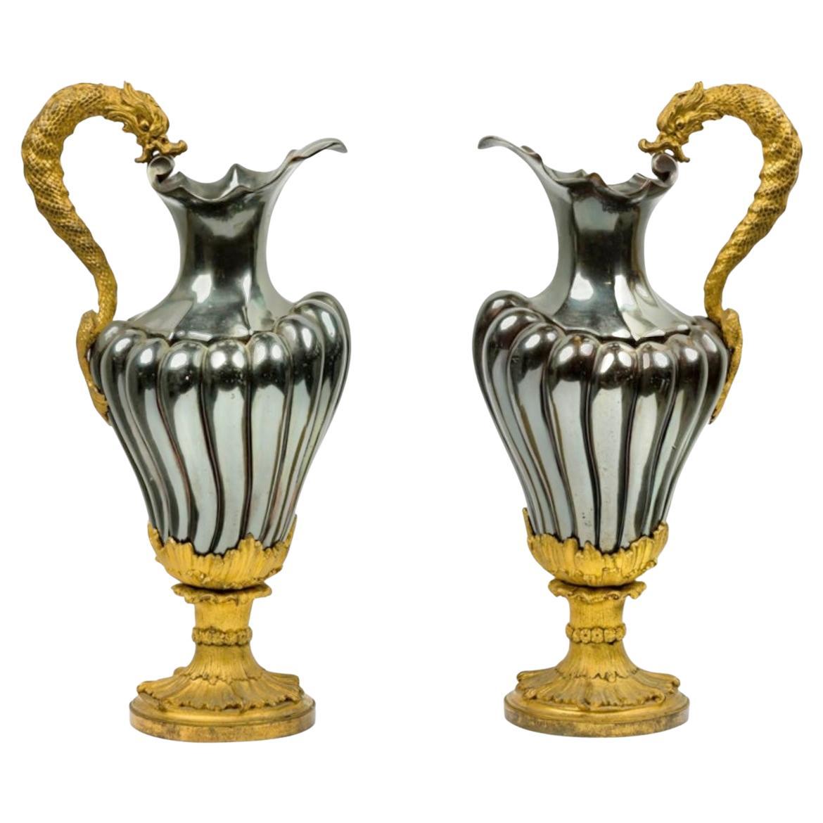 Paire d'aiguières néoclassiques du XIXe siècle en bronze doré émaillé au charbon de bois irisé en vente