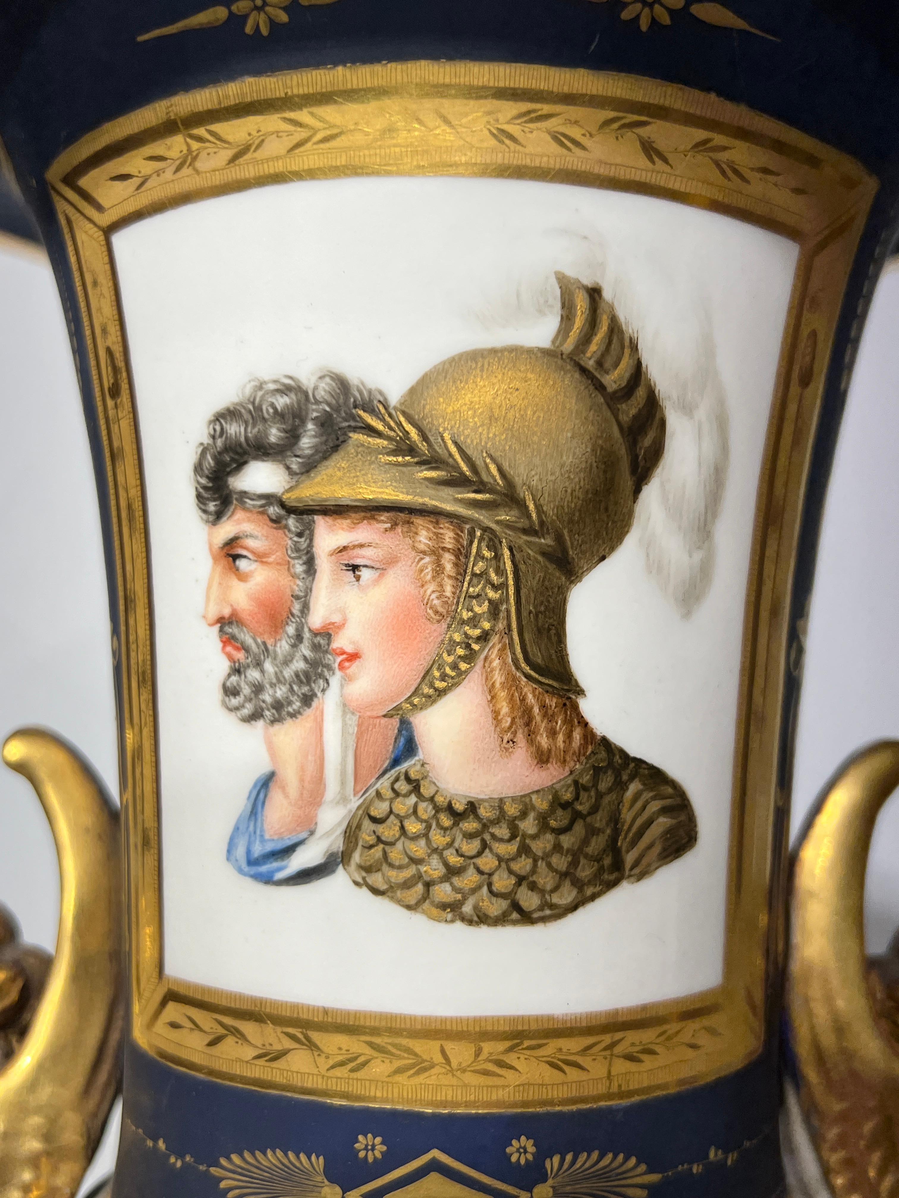 Neoklassizistische Pariser Porzellanvasen in Campana-Form aus dem 19. Jahrhundert, Paar im Angebot 4