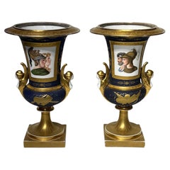 Coppia di vasi in porcellana neoclassica di Parigi del XIX secolo a forma di campana