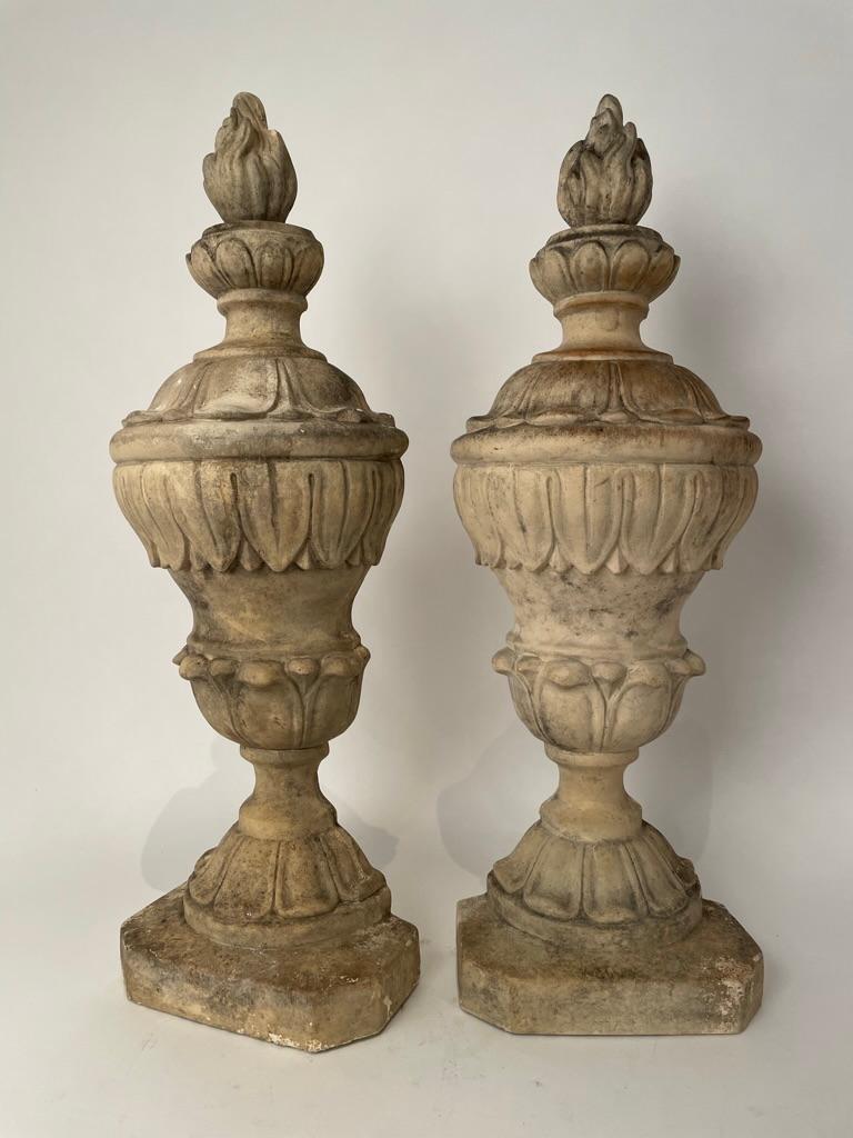 Paar italienische Gipsurnen im neoklassischen Stil des 19. Jahrhunderts mit geflammten Endstücken (Neoklassisch) im Angebot